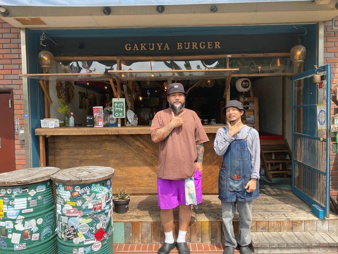 奥本健のインスタグラム：「美味しい芸術 というか @gakuya_burger さんってやはりパワスポだと思う😂 たぶん店長まさきさんのgood vibesだろなぁと🤔  東京に戻る前にお邪魔させていただきました。 まーさむん！ （沖縄方言で美味かったって意味）  現在のお弟子さん ぼうやくん？ ぼうとくん？あれ？‪𐤔𐤔‬ ごめんなさい さっきの事なのに😅忘れちった ぼうなんとかくん（たしか）もありがとうです。  丁寧にご対応、素敵  pic1 ガクヤバーガーさん 店長まさきさん お弟子ぼう…や、、くん😂 （ホントごめん^^;）  pic2 美味しい芸術  pic3 の作り手 往年の猪木さんポーズ  #gakuyaburger  #happystreet  #ハンバーガー  #大阪堀江  山口のgood vibesで真っ直ぐなお弟子さんのとこも機会で必ず行きます😊」