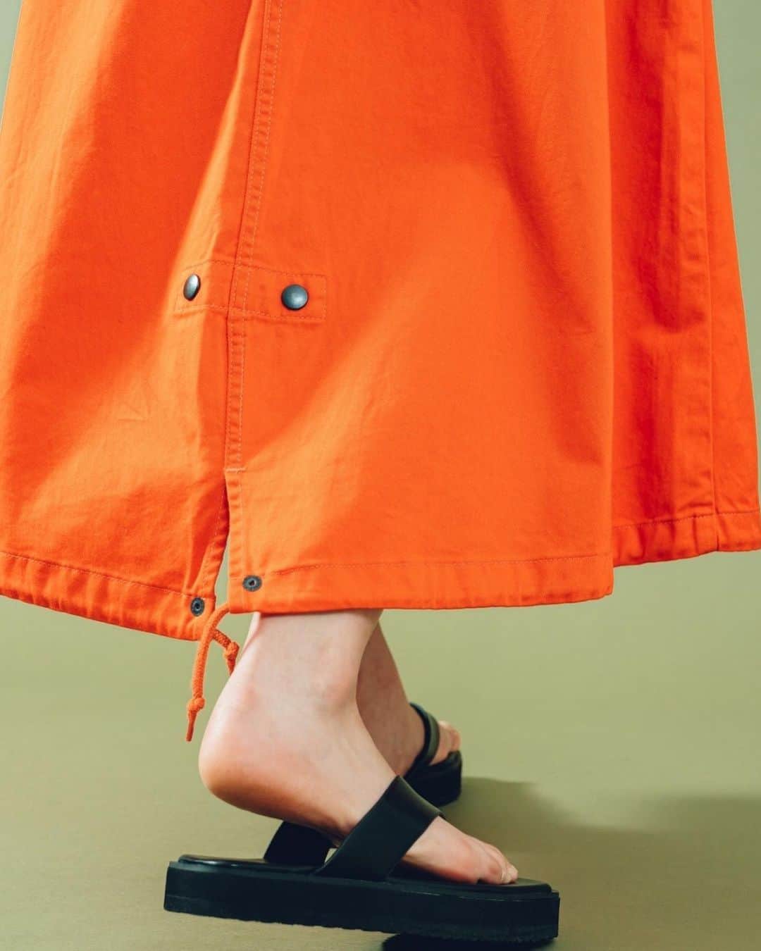ALPHA INDUSTRIES JAPANさんのインスタグラム写真 - (ALPHA INDUSTRIES JAPANInstagram)「トップスは60'S U.S ARMYユーティリティーシャツを基にサイズ感をアレンジ。バッグスタイルの大きい刺繍がポイントのビンテージ感あふれるミリタリーシャツ。 オレンジカラーの惹きたつスカートは、モッズコートの下半分をスカートにするイメージでデザインされたAラインのマキシ丈シルエット。  #alpha_industries_japan  #alpha_industries  #ALPHAINDUSTRIES #ALPHA #ALPHASHOP #MA1　   #streetsnap #ファッションスナップ #military #fashion #outfitpost #ALPHA渋谷店 #アルファインダストリーズ #ミリタリー  #ミリタリーコーデ #ストリートファッション  #アメカジ  #ミリタリーシャツ #ユーティリティーシャツ  #古着風  #マキシスカート #シャツコーデ #アメカジコーデ #USED  #militaryskirt #モッズスカート #ユニセックス」5月25日 19時30分 - alpha_industries_japan