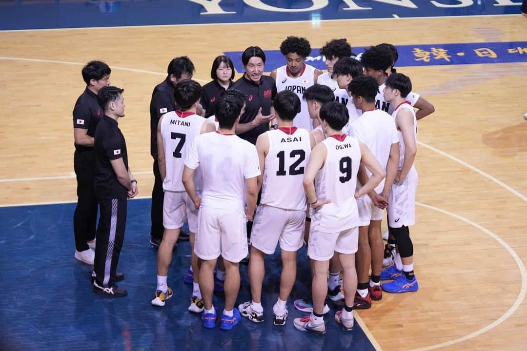網野友雄のインスタグラム：「第46回李相佰盃日韓学生バスケットボール競技大会から帰国しました。 3年ぶりの開催で選手は李相佰盃を初めて戦ったと思います。 完全アウェイの中でも選手はハードに戦ってくれました。そして自分も勉強になりました。 悔しさを次に繋げて学んでいきます。応援ありがとうございました！ #李相佰盃 #大学バスケ #お写真お借りしました #ありがとうございます」