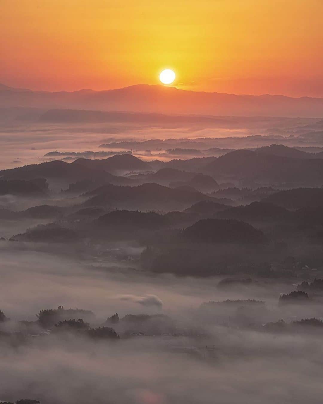 ジェットスター航空さんのインスタグラム写真 - (ジェットスター航空Instagram)「行きたい！と思ったら【いいね❤️】 #jettabi_japan #鹿児島編🍠 まるで異世界⁉️ #魚野フライトエリア  パラグライダーのテイクオフ場として整備された魚野フライトエリアは、多くの写真家たちが訪れる人気のスポット🪂 空気が冷え込む季節には、気象条件が合えば雲海と霧島連山から昇る朝日を見ることができます☀️☁️  オレンジ色の朝日に照らされた雲海を眺めれば、身も心も安らいで、一生忘れられない思い出になること間違いなし🌅🥹✨  最高の朝活をしたい方におすすめのスポットでスター⭐️  【魚野フライトエリア】 📍鹿児島県姶良郡湧水町川西魚野  -------------------------------------------- ／ 📣ジェットスターなら、鹿児島まで ＼ ✈︎東京（成田）から 片道¥5,590〜  鹿児島～東京（成田）路線は、おかげさまで5月31日に就航10周年を迎えます🎉 今後もより多くのお客様に、安全かつ安心してご利用いただける気軽な空の旅を提供してまいります✈️  --------------------------------------------  ジェットスター・ジャパン公式アカウント（@jetstar_japan）では「“次に行きたい”が見つかる」をテーマに就航地の魅力をご紹介✈️⭐️「#jettabi_japan」をつけて、皆さんのFun&Happyな旅の思い出をぜひご投稿ください！素敵なお写真は、公式アカウントでご紹介させていただきます♪  ⭐️Special thanks📸 by @kamehiro78（1、4枚目） / @ryutaro925（2枚目） / @himukano_muhoumono_jinmu（3枚目） / @retorodog.camera（5枚目） / @yuk1o.landscape （6枚目） / @ch.ito9249（7枚目） --------------------------------------------  ※運賃はエコノミークラス「Starter」。支払手数料、空港使用料等が別途必要です。受託手荷物の料金は含まれません。諸条件が適用されます。 ※就航地のご紹介内容に関する最新情報は、下記の参照サイト等でご確認ください。 -------------------------------------------- 【参照サイト】 鹿児島観光サイト「かごしまの旅」 --------------------------------------------  #鹿児島 #鹿児島観光 #鹿児島旅行 #ジェットスター #jetstar #jetstar_japan #LCC #trip #旅好きな人と繋がりたい #パワースポット #インスタ映え #kagoshima #kyusyu #鹿児島絶景 #カゴスタグラマー #九州観光 #九州ぐらむ #九州絶景 #鹿児島お出かけ #鹿児島絶景 #雲海 #朝焼け #日の出 #日本の絶景 #写真を止めるな」5月23日 18時00分 - jetstar_japan