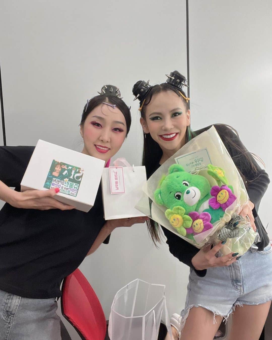 キム・ジウのインスタグラム：「. . 케케케케케 귀여운 김딸기려원🍓 사진 예쁘게 잘 찍어준 나의 룸메이트 쏘넷짱구승연🤩 . 나 입 짱크다👍🏼👍🏼 . #려워드 #쥬불린」