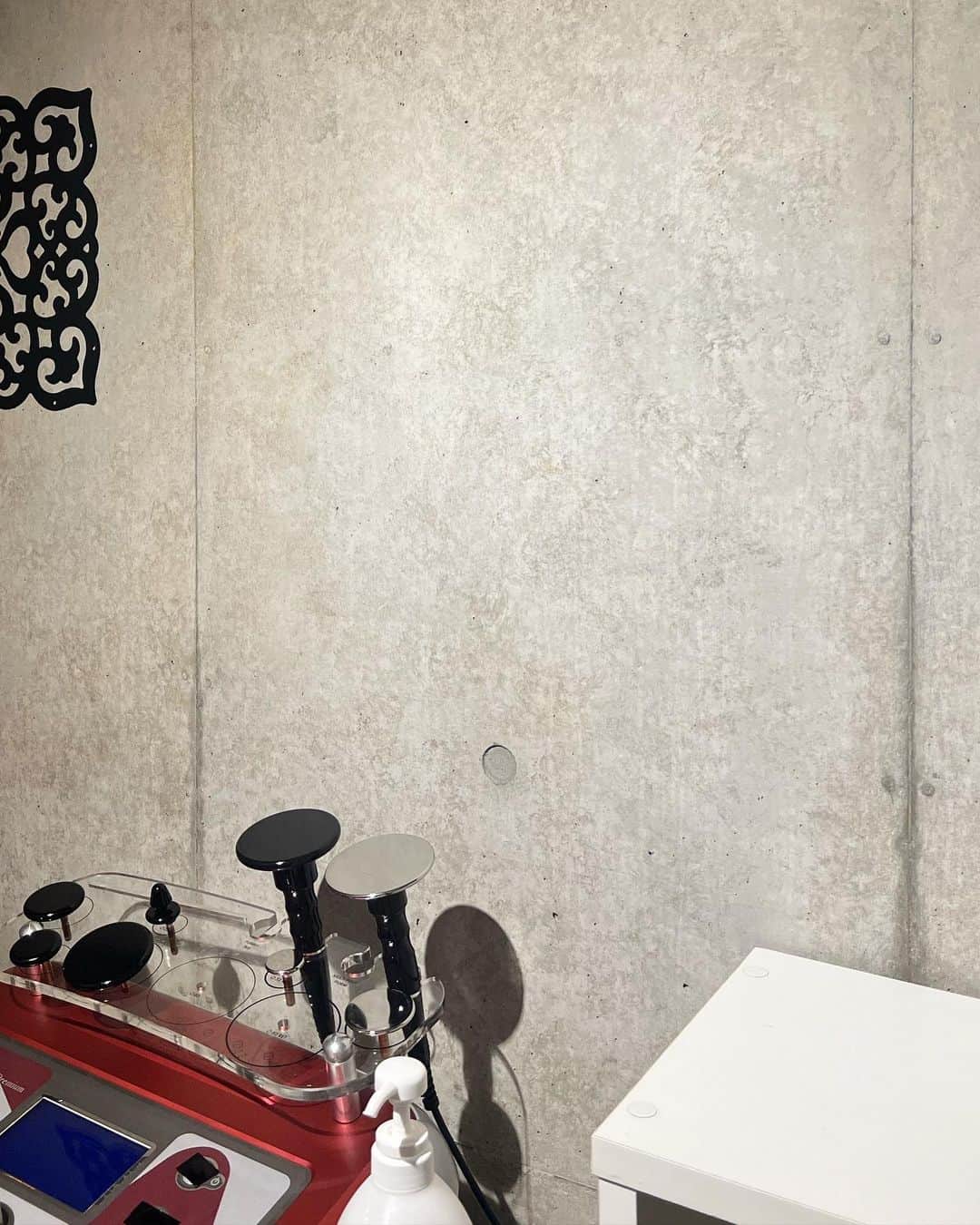 蔭山浩美さんのインスタグラム写真 - (蔭山浩美Instagram)「先日、妹がずっと通っている @onecious895 にわたしも行ってきました！ 撮影や旅が続き、自律神経が大変なことになっていたので妹が絶対に行くことをおすすめしくれたのでお願いしました〜〜😭 はじめての #ラフォス （痩身）なんと言ったらいいんでしょう、、 気持ちよくて気づいたら寝ちゃってました。 凝り固まりすぎて身体が緊張していて、痛いところもあったけど大量に汗をかいて（3枚目すべて汗です）癒し効果、ほぐし効果がすごくて体温が上がりました。 施術後は水分をいっぱい摂って過ごしています。 今回はボディをお願いしたのですが全体の代謝が上がって顔の肌艶もよくなりました。 こんなの初めてで感動しました、、🥺 オネシャスのスタッフさんは暖かくて心も身体もほっこりして帰りました♡ 心身ともにお世話になり、この日はぐっすり眠れました。 #芸能人ピーリング もすごく話題のようなので、次回はフェイシャルも受けようと思います🌿  @satomi59.k 教えてくれて本当にありがとう☺︎」5月22日 16時07分 - hiromi_kageyama