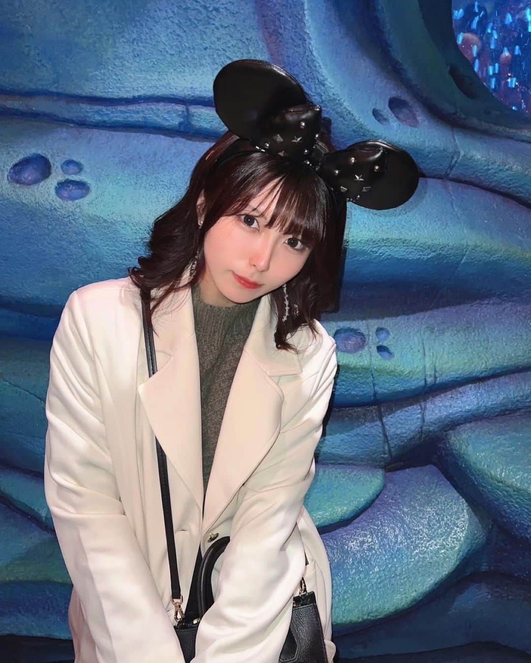 森脇加奈子のインスタグラム：「🐚🌊 Disney Sea投稿ちょっと続くよ❤︎ 2枚目は借りたCharge SPOTが接触悪くて携帯が充電出来ずいじける私です🪫  このあと戻したのに借りたらまた同じの飛び出てきて泣いた🥺笑 この子壊れてるよゾーンとか作ってまた誰かの手に渡るのを防いで欲しい😭… 悲しみの連鎖断ち切りたい  #Faulieu #band #girlsband #ガールズバンド#japanese #japanesegirl #disneysea #disney #photo #photography #tagsforlikes #followme #팔로우미 #tfl」