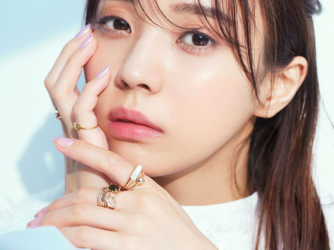 のインスタグラム：「王道ラベンダーを透け感で大人っぽく仕上げた「好印象ネイル」をご紹介✨🥰  お仕事ネイルとしても使えそうな、さりげないシャレ感の効いた好印象のネイルです✌️  簡単にできる夏のネイル！是非、チェックしてみてね🤍  📸 @tatsuyanakagawa0  💄 @haruna__yamaguchi  🧥 @stylistmikuishikawa  ✍️ @piroe.m   #小林由依 #櫻坂46  #ネイル #夏ネイル #ネイルデザイン  #nail」