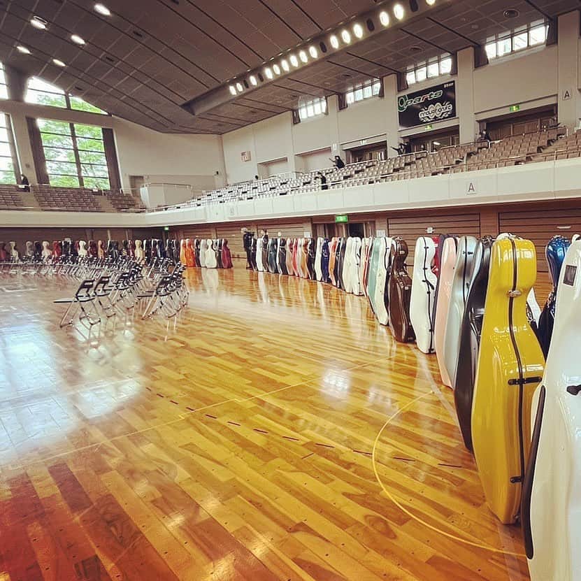 新倉瞳のインスタグラム：「500 cellist and cellos and cello cases!!  福島への想いをたくさんの方々と心を通わせながら共有することが出来た尊い時間でした。  言葉が発せない苦しさ、突としてせき込んでしまう不安は予想以上で大変でしたが、参加出来た喜びのほうが大きかったです。  500人の皆さまと一緒に奏でたあの音色、忘れない🥰  皆さまありがとうございました！」