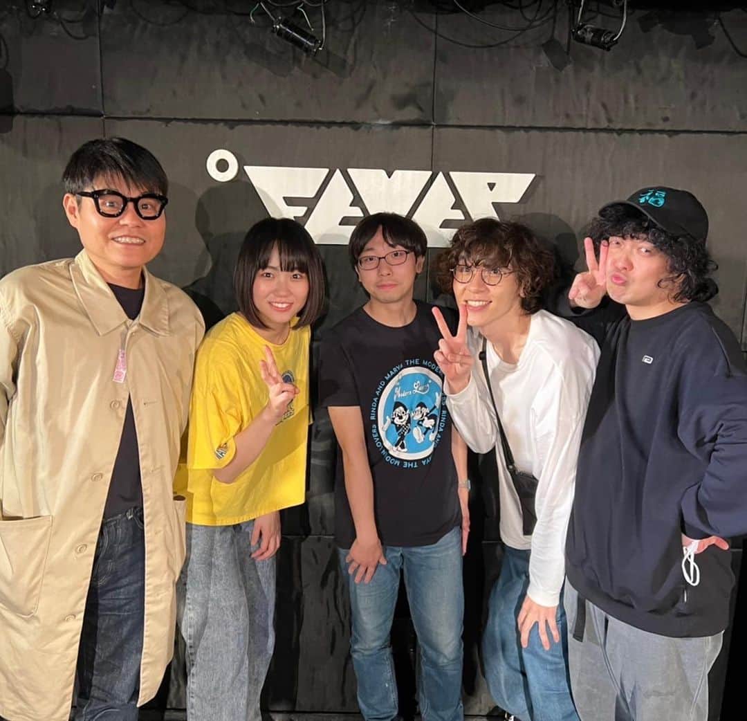 松田岳二のインスタグラム：「先週は赤羽EnabでのDJに始まりDJ2本、弾き語り2本、CHABE&CHIE1本でした。新しい出会いもあって毎日毎晩が新鮮でした。同時に古くから行っていたお店の閉店もあったりして、ずっとエモーショナルというか感情的な1週間を過ごしました。そして、、、そういう時って写真撮ってなかったりするよね。。  カメラロールを見ながらちょっとずつ思い出を。  5/17(水) 赤羽 Enab DJ 初めて行くクラブというかミュージックバー。赤羽ということもあり色んなお客さんが来てくれて楽しい選曲ができたと思います。誘ってくれてありがとう！向かいのラーメン椿というお店も含め最高だったので、またすぐに行きたい。  5/18(木) 下北沢 FLOWERS LOFT 自主企画More LEARNER。今回はクック・ヨシザワさん、金田康平さん、ナナジュウハチさん、DJでマジドラからYURINAさん、FOODはお馴染み光の森でお届けしました。企画サポートのタツの提案によるメンツも最高でした。またお誘いします！  5/19(金) 下北沢 LIVE HAUS DJ Thiird Placeの7インチ”Shoes”のリリース企画。なんとWWRBと！ワックの円熟味、Thiird Placeのフレッシュ感、なんか山下洋氏が間違えてスリッツの階段降りそうになったって話していたのがすごく良く解る対バン。DJは海外からの方や演奏を終えてすぐに酒呑んで踊ってるメンバーさんを見て気持ち良くできました。  5/20(土) 新代田 FEVER 弾き語り LIVE CGFな気持ちでライブをやってみた日。年齢バラバラな5人でしたがとても良い相性だったように思います。有馬はなんというか時々あって呑んだりするお友達なんで久しぶりに一緒になれて嬉しいし、サティフォは震災後に東北を一緒に回って以来なので嬉しいし、茜ちゃんは息子がこないだ突然少年観にいってたし、未菜さんはとても良い声と歌で、、、また！この5人でやりたいねと話しました。茜ちゃんがカラオケ行く為にライングループ作ったので先にそっちか。FEVER、そしてNiwタカヒロに心から感謝しています。  5/21(日) 小田原 Y’S DINER  CHABE&CHIE小田原。2度ほど延期になっていたのでようやく実現です。Y’S DINERのボス菊間さんのパワーと引力で気が付いたら夜になっていた日。いやぁ、、、凄かった。そしてCHABE&CHIEはまたひとつ成長した。そう思えた日。菊間さん、ジャネットさん、素敵な空間とお料理をありがとうございました。10周年おめでとうございました。」