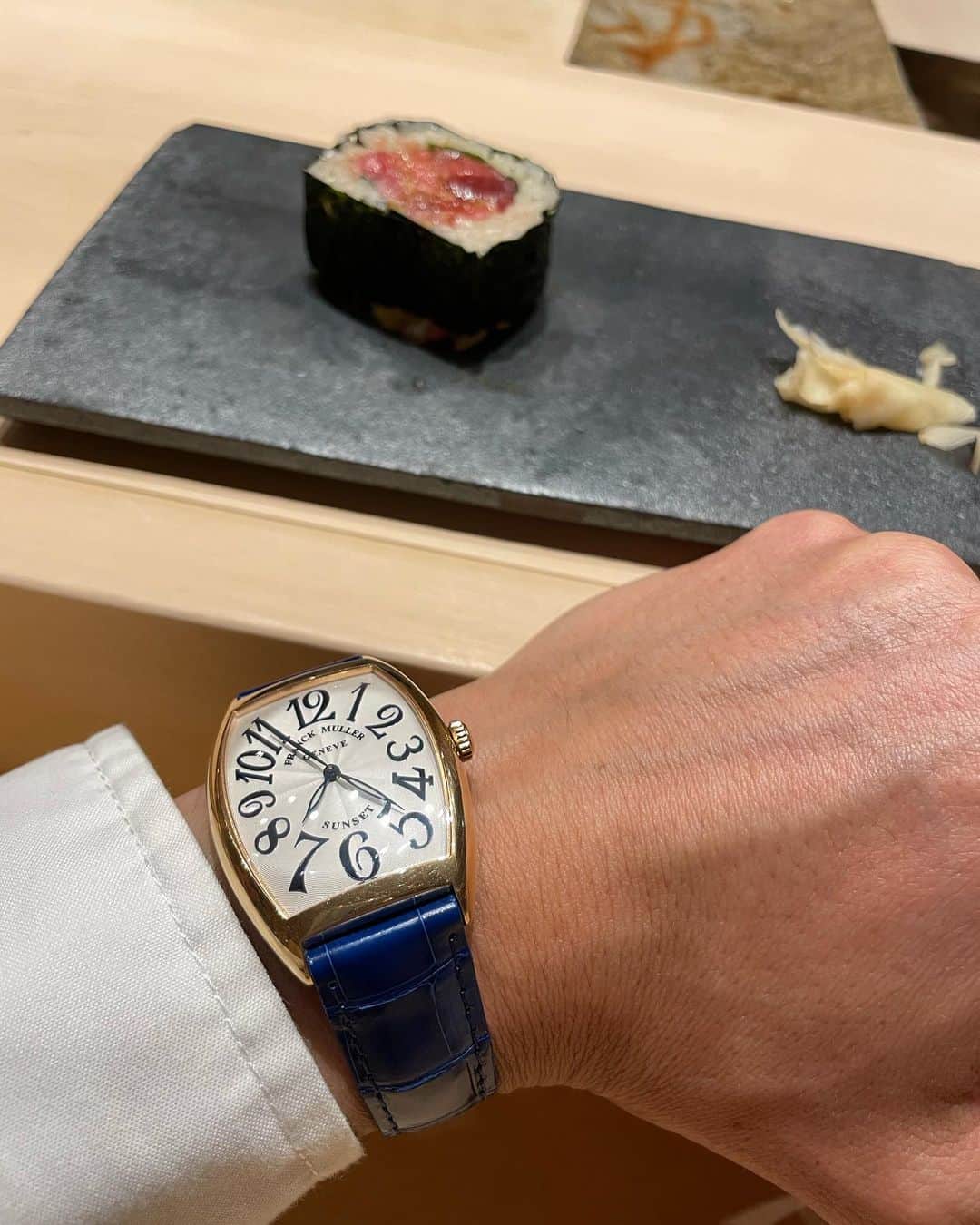 のインスタグラム：「ベルト交換。 同じブルーだけど、鮮やかになりました✨ カッコイイ！ 美味しいお寿司もご馳走になりました。河合社長ありがとうございます！  #フランクミュラー #frankmuller」
