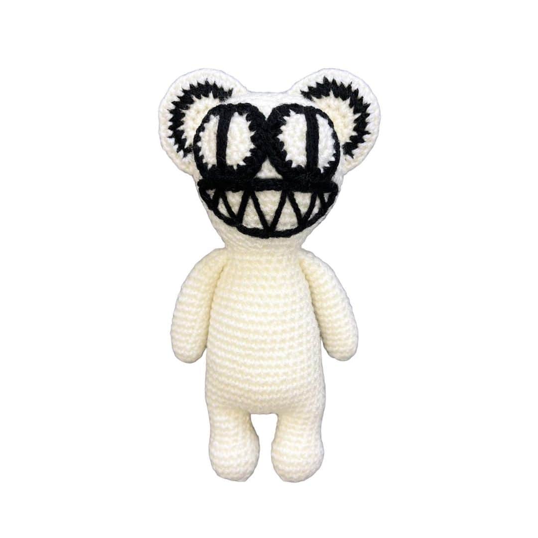 ジャムルのインスタグラム：「"ANGRY BEAR" knitting doll ¥8000+tax(8800) . ハンドメイド・ニッティング ドールの第二弾！  今回はレディ◯ヘッドの正式マスコット・キャラクターの「ANGRY BEAR」です。  1体1体手作業で製作されているので、表情など若干個体差がある場合もございます。 次回入荷は今のところ未定となりますのでこの機会に是非！  ちょっとしたプレゼントにもおすすめです！  体長　: 約21cm . WEB SHOPに入荷しております。 是非ご覧ください。 jammru.com  #お問い合わせはお電話で承ります #jammru #osaka  #fashion  #streetstyle  #streetfashion  #vtg  #vintage  #used  #usedclothing  #古着 #古着屋 #ファッション #70s #80s #90s」