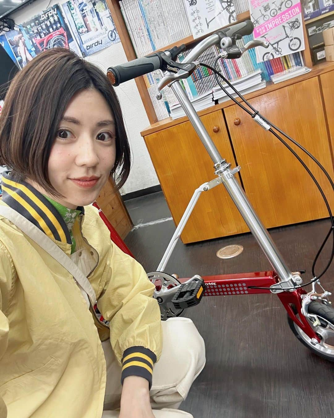 渡辺早織のインスタグラム：「🚲🤍❤️💚  『自転車日和』vol.63が 5月22日に発売されました！  特集は『自転車日和』的 女性サイクリスト応援宣言！  ということで私も 自分のCARRY ME をカスタム！ 明るい気分で街乗りを妄想して 黒いパーツはほぼ白へ🤍  そして1番のこだわりは ブレーキワイヤーを1/2本だけ 緑にしました💚 自分らしいカスタムができて 大満足です🇮🇹🤩  今回お邪魔した @cyclehouseshibuya さん 「これはいいね」「これはやりすぎ」 と的確にアドバイスしてくださったおかげで すごく楽しく、さらに愛すべき一台に❤️ ありがとうございます😊  詳しくはぜひ本誌で😉  #自転車日和 #自転車女子 #ロードバイク女子 #女性サイクリスト応援宣言 #街乗り系ヘルメット #carryme #キャリーミー」