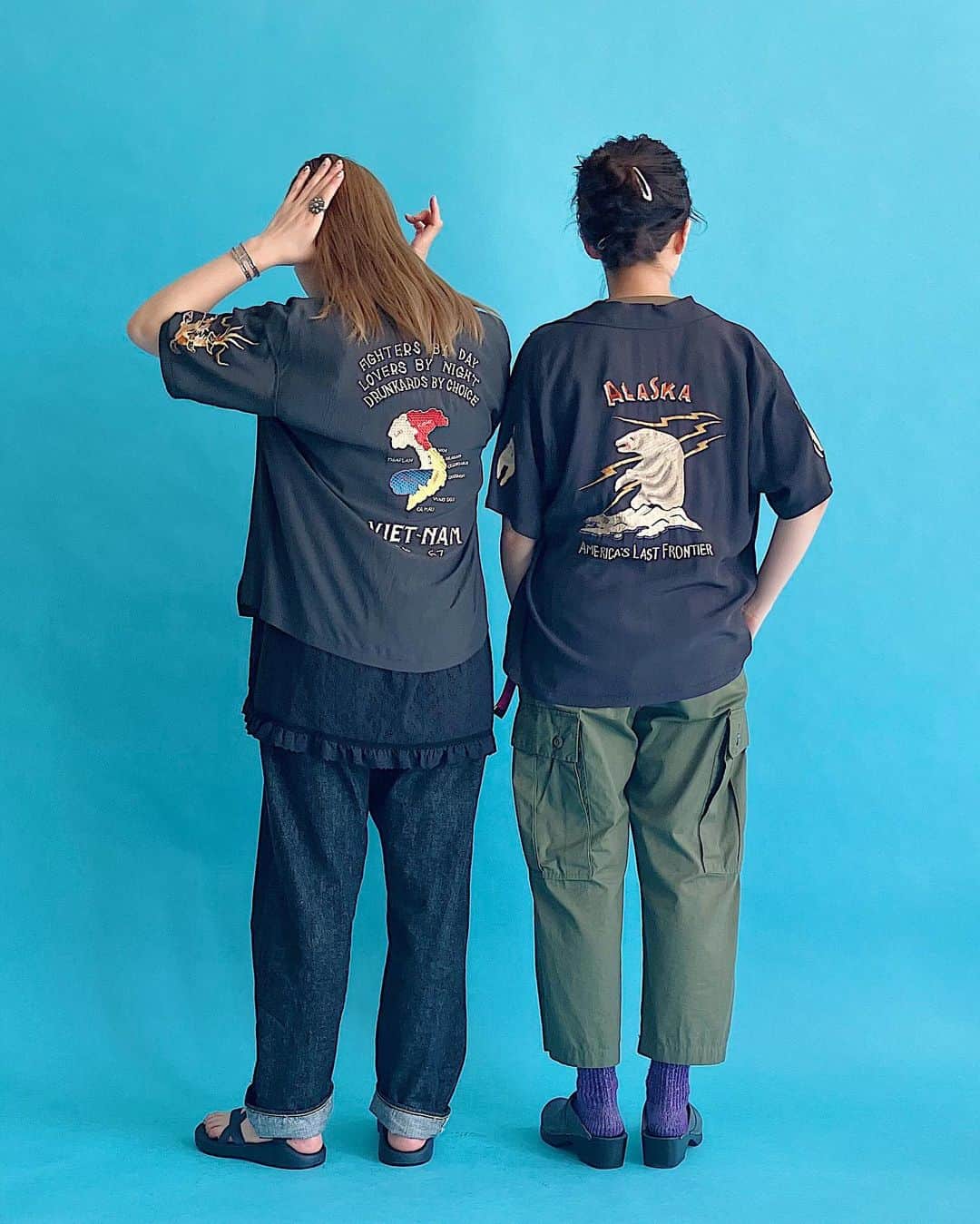 ビームスボーイ原宿さんのインスタグラム写真 - (ビームスボーイ原宿Instagram)「BEAMS BOY Director’s Mag -May 22-  先日発売したばかりの、〈テーラー東洋〉に別注したスカシャツを着てツーショット！  25周年を迎えたBOYのために、 BOYにとって欠かせない数々のブランドの皆さまが、今年も沢山のスペシャルアイテムを一緒に作り上げてくださいました。  こちらのスカシャツも、 そのうちの一つ。  “スカジャン”は私たちにとって馴染みのあるワード。 けれども、“スカシャツ”って聞き慣れない？  それもそのはず。 元々はスカシャツなるものは存在しませんが、夏でも関係なくスカ刺繍ものを身に付けたいBOYっ子のために誕生した新型です！  軽やかに、かつインパクト大！ お見逃しなく！！！！！  @fuuuko #beamsboy_directors_mag ＿＿＿＿＿＿＿＿＿＿＿＿  【LEFT STYLING】 SHIRT:13-01-0057  CAMISOLE:13-01-0016 T-SHIRT:13-04-0064 PANTS:13-21-0003 SHOES:13-33-0013  【RIGHT STYLING】 SHIRT:13-01-0056 PANTS:13-24-0076 SOCKS:13-43-0207 SHOES:13-33-0011 BELT:13-51-0012  information:03-5770-5550 ＿＿＿＿＿＿＿＿＿＿＿＿  ※現在公式オンラインショップで販売中、またはご予約を承っている商品はタグ付けをご覧ください。タグ付けのない商品は、販売・ご予約を開始しましたら、随時タグを追加します。  #beams #beamsboy #ビームス #ビームスボーイ #beamsboyharajuku #テーラー東洋 #スカジャン #ベトジャン #スカシャツ」5月22日 16時40分 - beams_boy_official