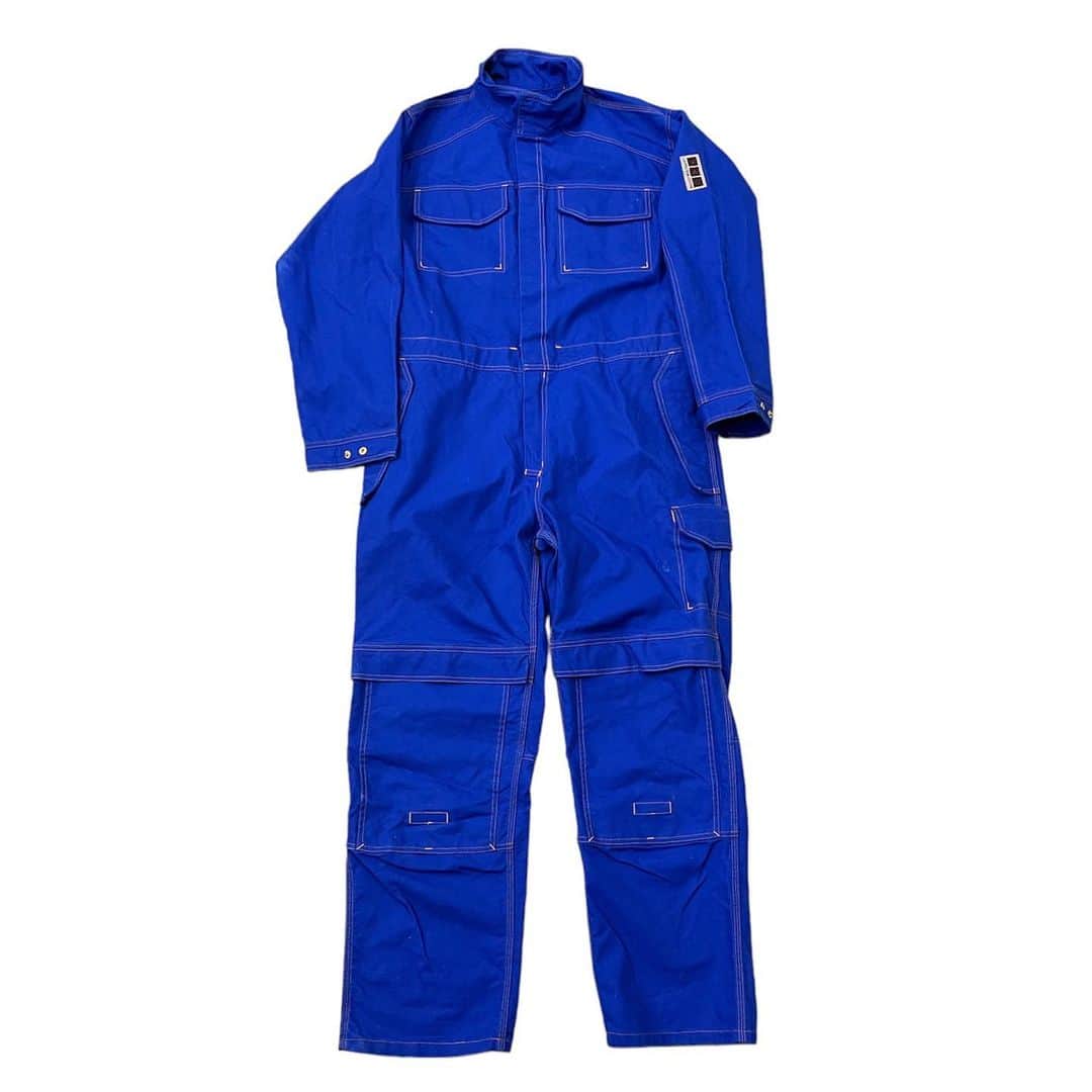 ジャムルのインスタグラム：「BLUE ダック地 ALL in ONE ¥8900+tax(9790) . ブルーのダック地にオレンジのステッチがお洒落なオールインワン。 ワークウェアだけあって、タフなつくりでポケットなどのギミックもとても格好良いです。  コンディションは水の通っていないデッドストックですが、所々白く汚れがあります。 . WEB SHOPに入荷しております。 是非ご覧ください。 jammru.com  #お問い合わせはお電話で承ります #jammru #osaka  #fashion  #streetstyle  #streetfashion  #vtg  #vintage  #used  #usedclothing  #古着 #古着屋 #ファッション #70s #80s #90s」