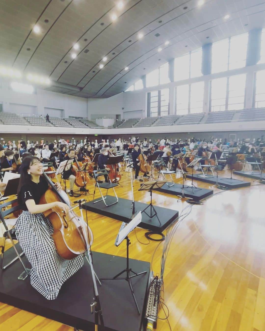 新倉瞳のインスタグラム：「我々東京チェロアンサンブル @tokyocelloteam  のメンバーは、各パートのトップ首席として参加しました！  他のトップ首席には山形交響楽団首席チェリスト矢口里菜子ちゃん @rinaso_cello 、仙台フィルハーモニー首席の吉岡智広くん、中トップには我やがアレンジャーでチェリストの小林幸太郎くん @k2_kurousa チェリストの佐山裕樹くん @vcyukisayama など心強いメンバーでした！  みんなと写真撮りたかったけど、声は出ないし咳き込むし余裕がなかった…🥹」