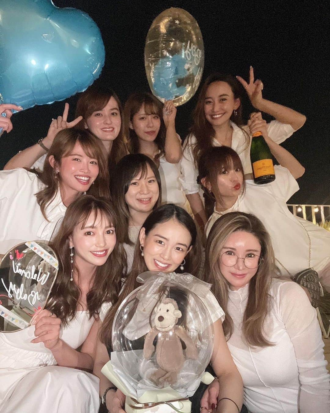 中村エリカのインスタグラム：「Baby Shower 👶🩵 みんなサプライズで集まってやってくれたよ🥲💕 嬉しいくて仕方ない🥹🙏💓 入院前にみんなでBBQしたい〜って言ったらまさかのたくさん集まってくれた🥹❣️ 白のドレスコードでみんなかわちぃ🫰🤍  “出産”って子供と力合わせて挑む初めての共同作業な気がする🥹 みんな待ってるから頑張ろうね🤰 これからいっぱい一緒に頑張っていかなきゃだからね。 ママの周りにはこんな美女たちがいっぱいだから生まれてきたらハーレムだ👶🩵  BBQは @therose__official さんの屋上でイケメンスタッフさんがケーキやプレゼントをタイミングよく持ってきてくれて最高でした😂🙏✨ プレゼントはベビーベッド悩んでたから素敵な @dockatotjapan のベッドと @jellycat_japan の可愛いモンキーちゃんのバルーンおむつケーキ🐒を頂きました🥹🙏💕 可愛い🥰💓感謝🥹🫶 . . . #babyshower #出産祝い #妊娠後期 #マタニティライフ #ベビーシャワー #bbq #女子会 #女子会BBQ #マタニティ #dockatot #サプライズベビーシャワー #supriseparty」