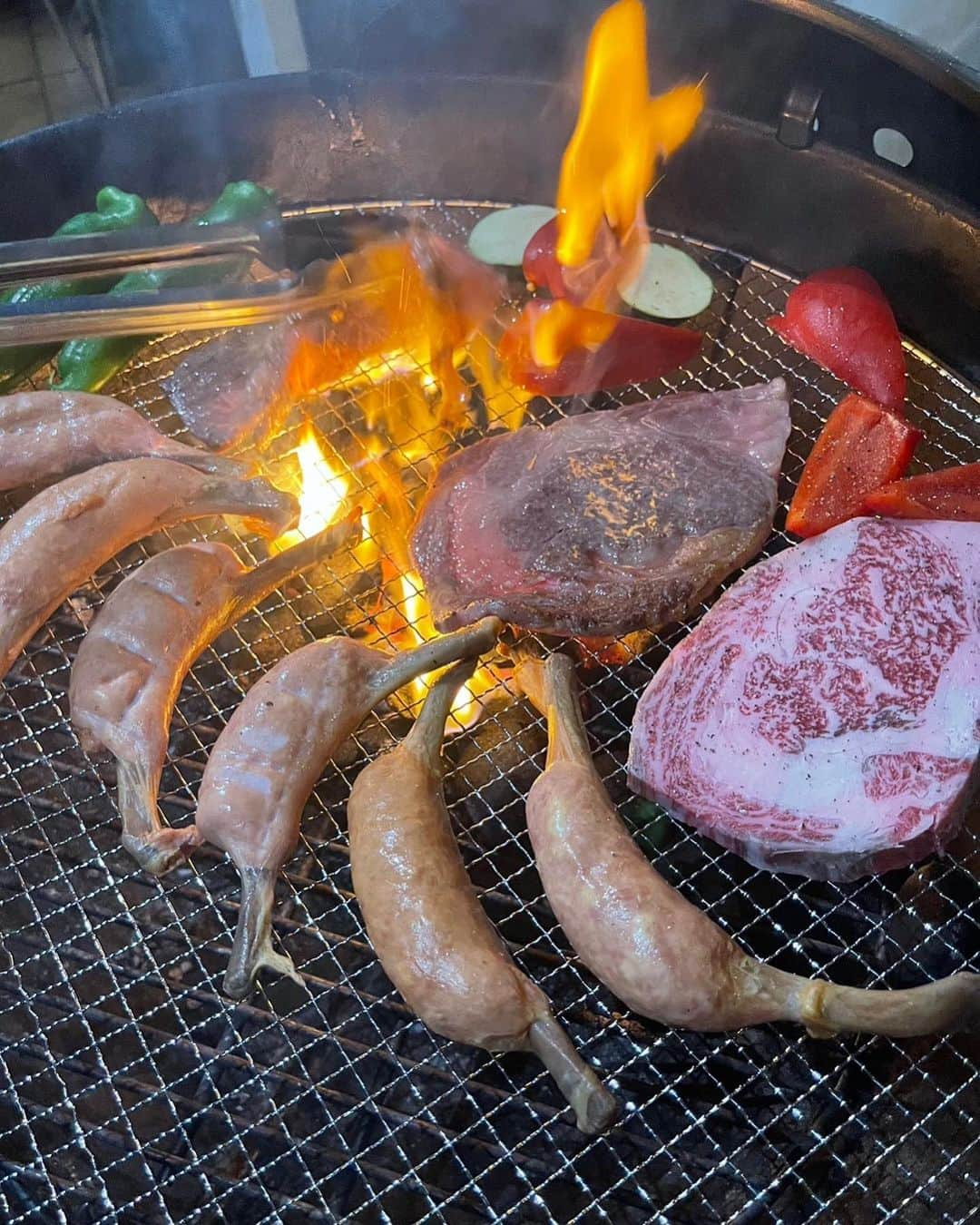 中村エリカさんのインスタグラム写真 - (中村エリカInstagram)「Baby Shower 👶🩵 みんなサプライズで集まってやってくれたよ🥲💕 嬉しいくて仕方ない🥹🙏💓 入院前にみんなでBBQしたい〜って言ったらまさかのたくさん集まってくれた🥹❣️ 白のドレスコードでみんなかわちぃ🫰🤍  “出産”って子供と力合わせて挑む初めての共同作業な気がする🥹 みんな待ってるから頑張ろうね🤰 これからいっぱい一緒に頑張っていかなきゃだからね。 ママの周りにはこんな美女たちがいっぱいだから生まれてきたらハーレムだ👶🩵  BBQは @therose__official さんの屋上でイケメンスタッフさんがケーキやプレゼントをタイミングよく持ってきてくれて最高でした😂🙏✨ プレゼントはベビーベッド悩んでたから素敵な @dockatotjapan のベッドと @jellycat_japan の可愛いモンキーちゃんのバルーンおむつケーキ🐒を頂きました🥹🙏💕 可愛い🥰💓感謝🥹🫶 . . . #babyshower #出産祝い #妊娠後期 #マタニティライフ #ベビーシャワー #bbq #女子会 #女子会BBQ #マタニティ #dockatot #サプライズベビーシャワー #supriseparty」5月22日 16時45分 - erika__nakamura