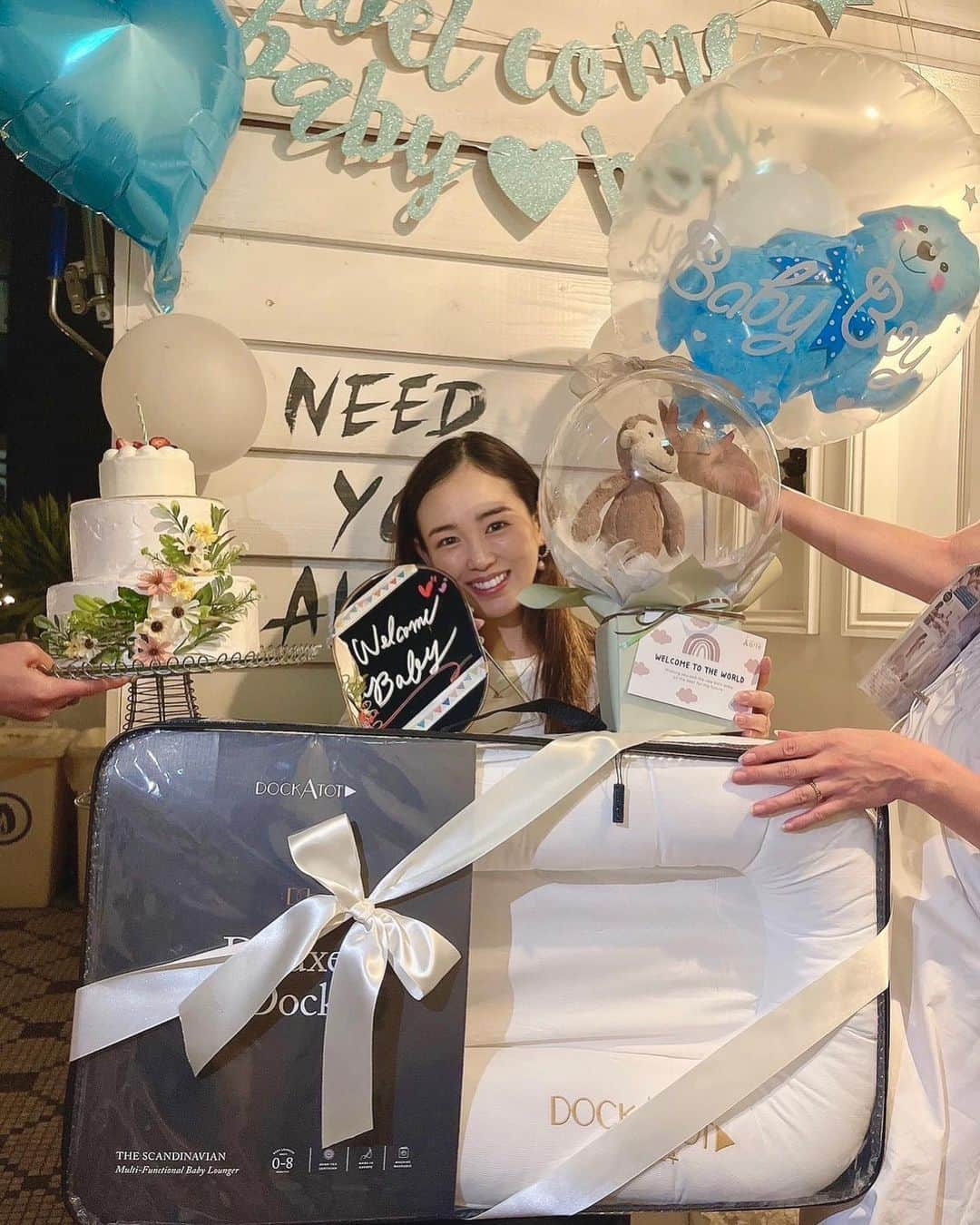 中村エリカさんのインスタグラム写真 - (中村エリカInstagram)「Baby Shower 👶🩵 みんなサプライズで集まってやってくれたよ🥲💕 嬉しいくて仕方ない🥹🙏💓 入院前にみんなでBBQしたい〜って言ったらまさかのたくさん集まってくれた🥹❣️ 白のドレスコードでみんなかわちぃ🫰🤍  “出産”って子供と力合わせて挑む初めての共同作業な気がする🥹 みんな待ってるから頑張ろうね🤰 これからいっぱい一緒に頑張っていかなきゃだからね。 ママの周りにはこんな美女たちがいっぱいだから生まれてきたらハーレムだ👶🩵  BBQは @therose__official さんの屋上でイケメンスタッフさんがケーキやプレゼントをタイミングよく持ってきてくれて最高でした😂🙏✨ プレゼントはベビーベッド悩んでたから素敵な @dockatotjapan のベッドと @jellycat_japan の可愛いモンキーちゃんのバルーンおむつケーキ🐒を頂きました🥹🙏💕 可愛い🥰💓感謝🥹🫶 . . . #babyshower #出産祝い #妊娠後期 #マタニティライフ #ベビーシャワー #bbq #女子会 #女子会BBQ #マタニティ #dockatot #サプライズベビーシャワー #supriseparty」5月22日 16時45分 - erika__nakamura