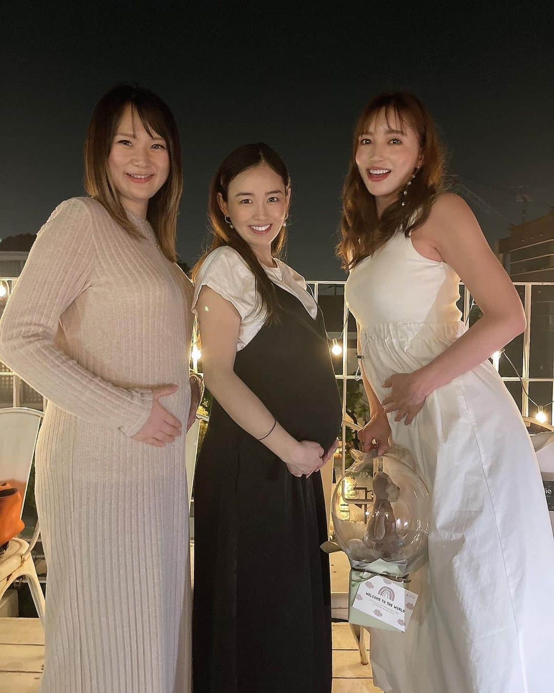 中村エリカさんのインスタグラム写真 - (中村エリカInstagram)「Baby Shower 👶🩵 みんなサプライズで集まってやってくれたよ🥲💕 嬉しいくて仕方ない🥹🙏💓 入院前にみんなでBBQしたい〜って言ったらまさかのたくさん集まってくれた🥹❣️ 白のドレスコードでみんなかわちぃ🫰🤍  “出産”って子供と力合わせて挑む初めての共同作業な気がする🥹 みんな待ってるから頑張ろうね🤰 これからいっぱい一緒に頑張っていかなきゃだからね。 ママの周りにはこんな美女たちがいっぱいだから生まれてきたらハーレムだ👶🩵  BBQは @therose__official さんの屋上でイケメンスタッフさんがケーキやプレゼントをタイミングよく持ってきてくれて最高でした😂🙏✨ プレゼントはベビーベッド悩んでたから素敵な @dockatotjapan のベッドと @jellycat_japan の可愛いモンキーちゃんのバルーンおむつケーキ🐒を頂きました🥹🙏💕 可愛い🥰💓感謝🥹🫶 . . . #babyshower #出産祝い #妊娠後期 #マタニティライフ #ベビーシャワー #bbq #女子会 #女子会BBQ #マタニティ #dockatot #サプライズベビーシャワー #supriseparty」5月22日 16時45分 - erika__nakamura