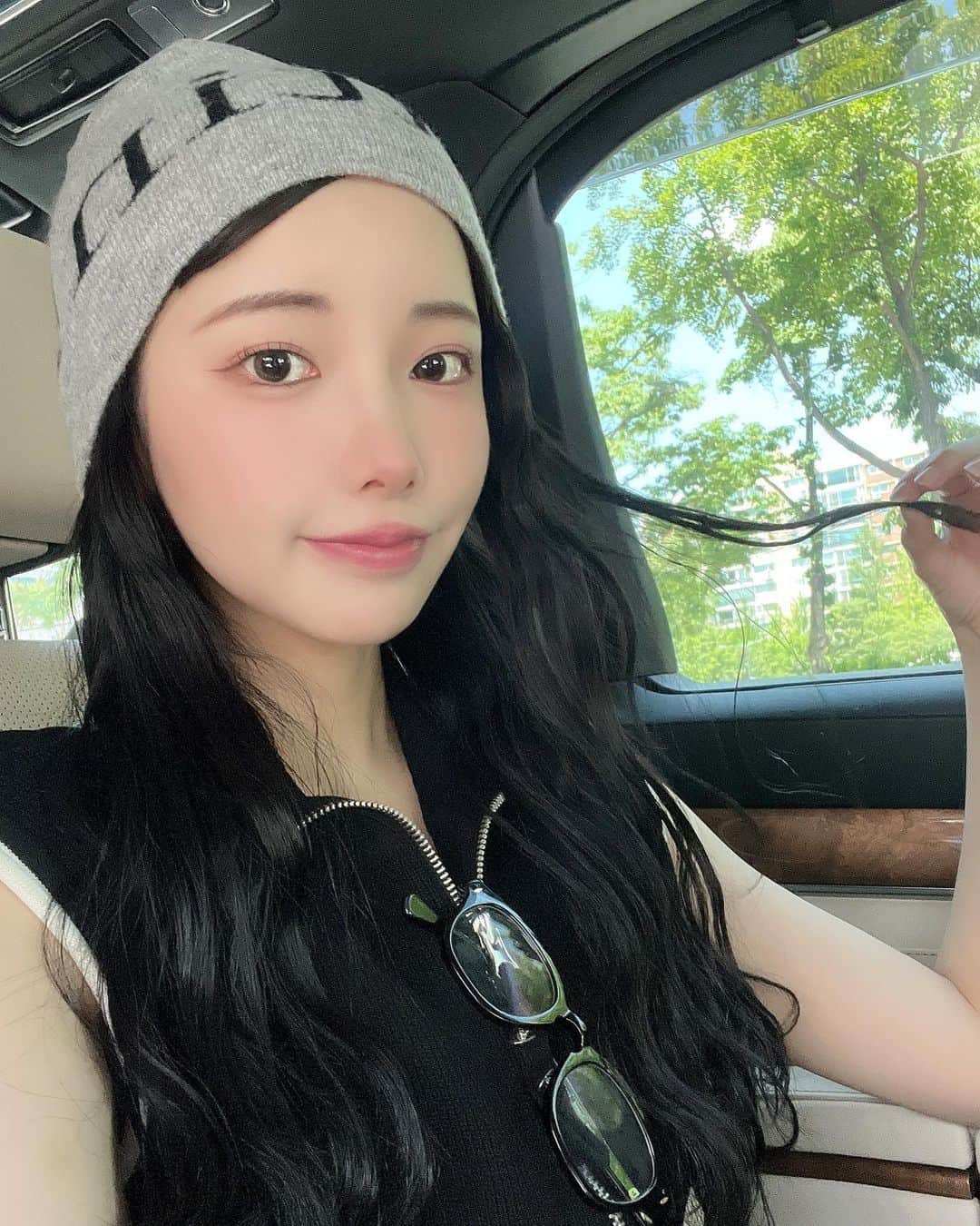 えみ姉のインスタグラム：「ㅤ メイクを残したくて色んな日に 適当に自撮りしてるけど 自撮り下手ってよく言われるだれか教えて。🤳🥵 ㅤ 服と髪型とその日の気分で メイクは肌作りからガラリと変えますの、楽しいﾜﾖ」