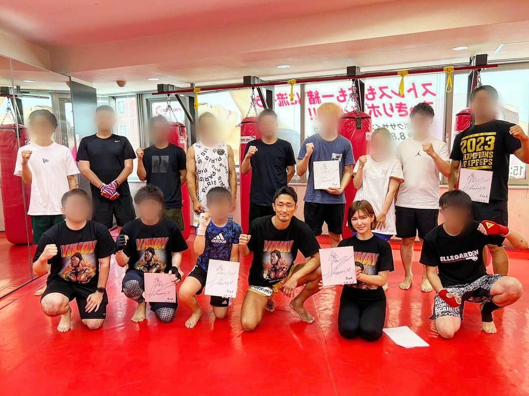 梅野源治のインスタグラム：「🔥梅野塾 学びの会🔥  先日の写真📷 みんなで身体を動かして、格闘技でコミュニケーションをとった二時間🤜  最後には質疑応答や僕の体験談を話した！濃い楽しい時間になったな〜  北海道から参加してくれた方も またベビ梅のみんなに会えることを楽しみにしてる👍  二時間ずっとミットを持ったり打ったりしてくれたアシスタントのあきぴ @akipi.rizingirl2021.2022 帰りには僕に手土産まで🎁 （ベビ梅たちからも🎁）  みんな本当に感謝　また🫰  ～学びの会とは～ 学びの会とは、努力を積み重ね、逆境を乗り越え、無謀と言われながらも常に挑戦することを止めない梅野源治が、 ”こんな俺でもみんなが感動してくれて、共に喜び、共に泣き、感動の共有が出来たことで自分を肯定できた”と、ファンに支えられてきた自身の経験を活かし、 格闘技に限らず社会生活も人生も常に学びが必要で、格闘技を通じて魂と本音とムエタイでぶつかり合う”梅野源治の学び”を体感する会である」