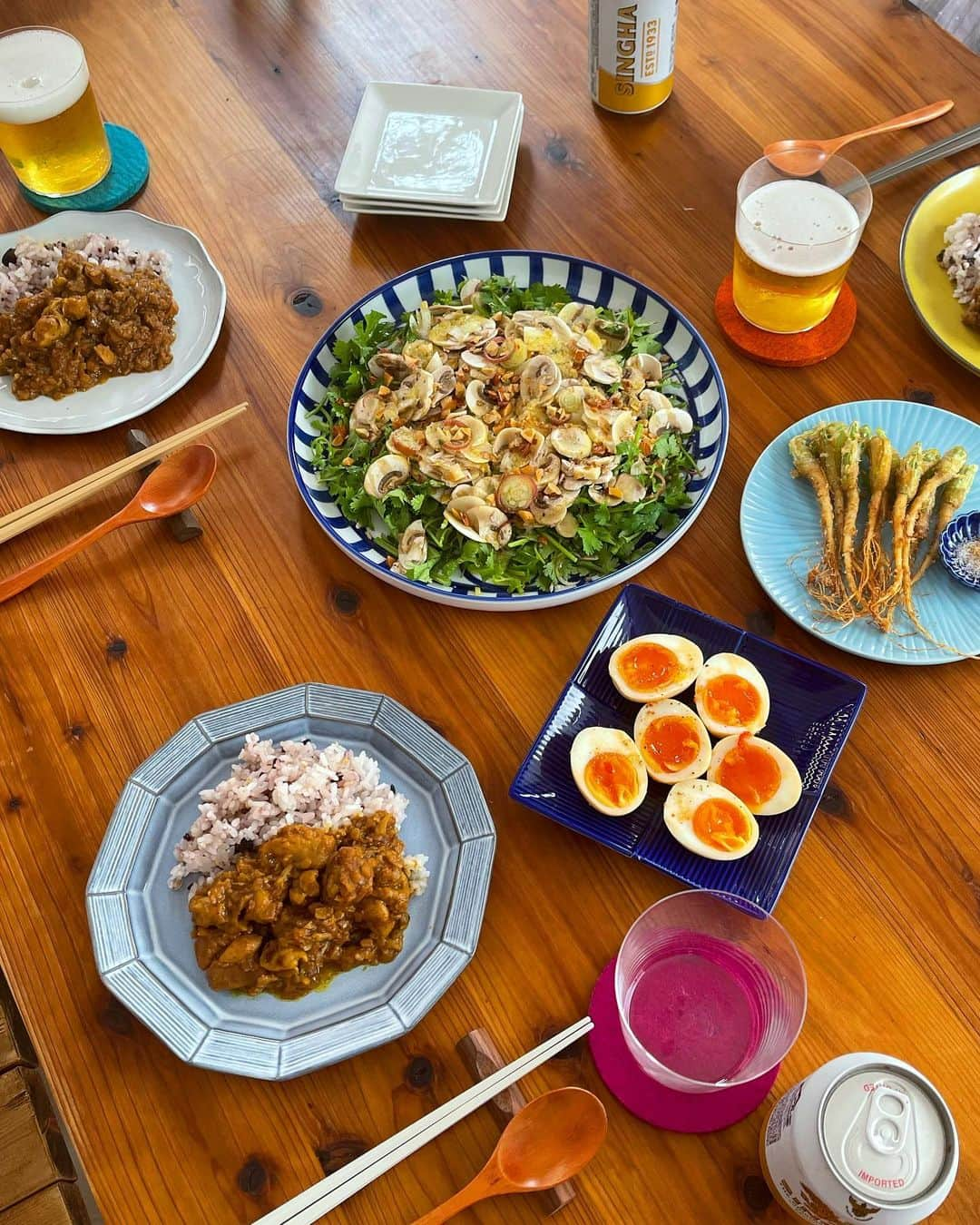 吉野千穂のインスタグラム：「千穂飯🌿 昨日は友達と我が家でお昼ごはん🍛 解散したの22時だった😌笑 #お昼ごはん食べようの定義とは #愉快な日曜日  シンハーがおいしい季節！最高！🦁🔥  menu ・スパイスチキンカレー ・パクチーとみょうがのマッシュルームサラダ ・スイチリ味玉 ・根っこの唐揚げ  #スパイスカレー#チキンカレー#マッシュルームサラダ#パクチーサラダ#味玉#シンハービール#日曜日の過ごし方 #千穂飯#おうちごはん#おうち居酒屋#おつまみ#おつまみレシピ#家飲み#家飲みおつまみ#千穂飯おつまみ#管理栄養士#フードスタイリスト」