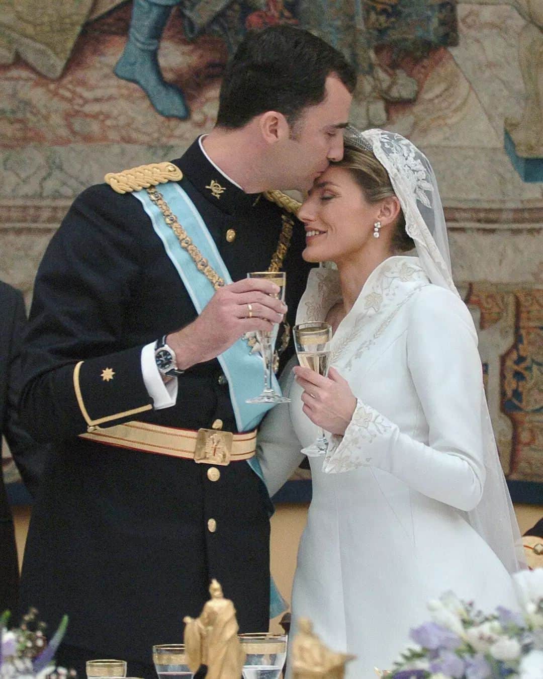 Vogue Españaさんのインスタグラム写真 - (Vogue EspañaInstagram)「Por el 19 aniversario de la boda de los reyes Felipe y Letizia, repasamos algunas de sus imágenes más icónicas. {Todas las fotos están en el link de la bio}」5月22日 22時13分 - voguespain
