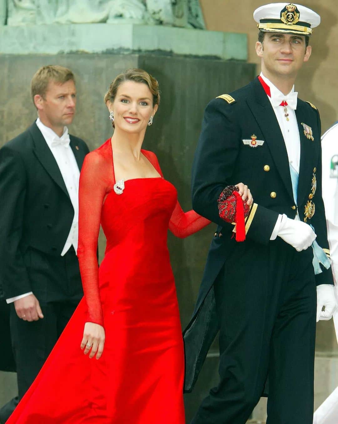 Vogue Españaのインスタグラム：「Por el 19 aniversario de la boda de los reyes Felipe y Letizia, repasamos algunas de sus imágenes más icónicas. {Todas las fotos están en el link de la bio}」