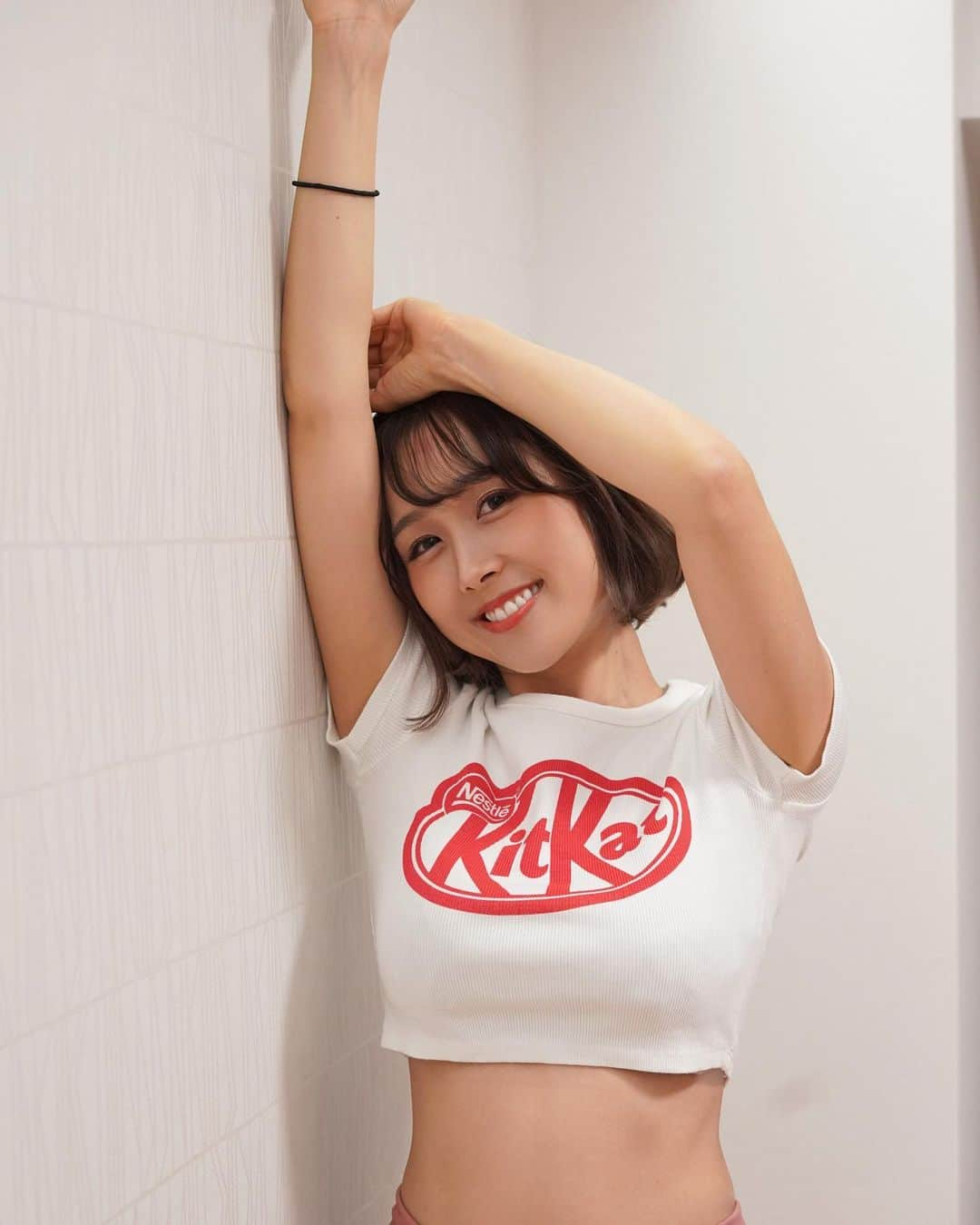 小池ジョアンナのインスタグラム：「正解は【KitKat】でした！🍫❤️  殆どみんな当たってたね🤣  この写真は去年のなんだけど 遊びで撮って、封印しようと思ったけど 今更公開してみました  ストーリー反応くれた皆さま ありがとうございました😂🙏  この時より身体が健康になった分、体重も増えたから 夏に向けてシェイプアップ頑張ります、、🙄🤯🔥  #portraitphotography #portrait #model #小池ジョアンナ #ボブヘア #韓国風意識してみた #안녕 #안녕하세요  #kitkat」