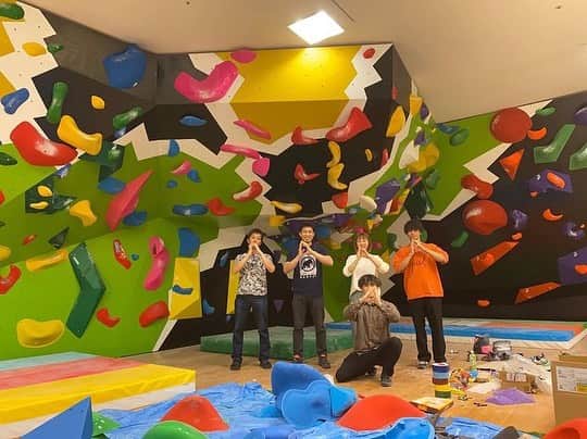 三浦絵里菜のインスタグラム：「@dbouldering_sendai さんでオープニングセットをさせてもらいました🙋‍♀️  仙台生まれ仙台育ちとしては大手のジムが出来るのは色んな意味でワクワクドキドキ😚💓 仙台のクライマーが増えてより活気付くといいなと思っております☺️✨  今回一緒にセットした怜くん @odenpyon とってもありがとうございました🙇‍♀️  私も伊之助になれて楽しい現場でした🐗  店長のいっこーくん @ikko_0411 、ももやんさん @momo8n 、かずねくん @kazuneclimber 、キングさんもありがとございました🙏✨ 引き続きふぁいとー✊  オープンは6月14日なので、仙台の皆さん是非登りに行ってみてね😘  #dボルダリング  #dボル仙台  #オープニングセット  #6月14日オープン だよ」