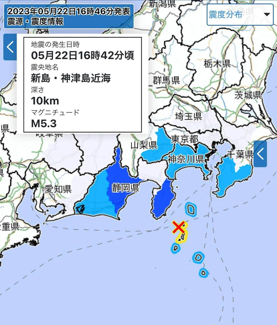 桂のインスタグラム：「地震情報（震源・震度情報） 令和５年５月２２日１６時４６分　気象庁発表  ２２日１６時４２分ころ、地震がありました。 震源地は、新島・神津島近海（北緯３４．５度、東経１３９．２度）で、震源の深さは約１０ｋｍ、地震の規模（マグニチュード）は５．３と推定されます。  この地震による津波の心配はありません。 この地震について、緊急地震速報を発表しています。  この地震により観測された最大震度は震度５弱です。  ［震度３以上が観測された地域］ 震度５弱　新島 震度３　静岡県伊豆 静岡県中部  ［震度３以上が観測された市町村］ 東京都 震度５弱　東京利島村 震度４　新島村 静岡県 震度３　牧之原市 東伊豆町  #earthquake #alert #japanmeteorologicalagency #jma  #tokyo #shizuoka #地震 #震度5弱 #震度4 #震度3 #気象庁 #東京 #静岡」