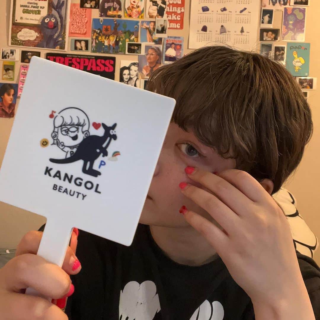 Pirakoのインスタグラム：「KANGOL BEAUTY × Pirako 🩷🦘  この度 @kangol_beauty_ 様とのコラボグッズを 販売させて頂くことになりました❕  お馴染みのKANGOLさんの美容ラインと お仕事させて頂けてほんとに嬉しいありがとうございます😭🩶  ラインナップはこちら！  ①Pirako × KANGOL BEAUTY オリジナルコラボロゴトートバック + カンゴール  オーガニック シャンプー＆トリートメント　 ¥5,500  ② Pirako × KANGOL BEAUTY オリジナルコラボロゴ手持ちミラー +  カンゴール ネイルクリーム ¥6,050  【①と②のセット販売】 ③ Pirako✖️KANGOL BEAUTY  スペシャルコラボグッズ  ¥11,000 こちらご購入の方限定で電子サイン入り　 コラボロゴステッカーも付いてくるよ🐨☺︎  とっても可愛いロゴデザインに仕上がったので 是非是非チェックしてね！！！ ちなみにわしのおすすめはミラー💄  🟠販売期間 5月22日 16:00 〜 6月21日 23:59  🟢商品のお届け 販売終了から約1ヶ月〜 1ヶ月半後 🔵 @kangol_beauty_ 公式オンラインページにて期間限定販売！」
