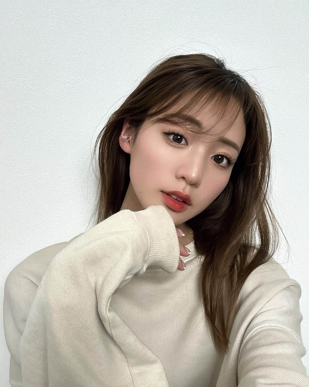 志田友美（ゆうみん）のインスタグラム：「ㅤㅤ  SNSで話題のLoop Earplugsの最新モデルLoop Engageを試してみました✨  子育てしてる時に使えるノイズ軽減があるみたいで 私はそれを🕊️  ちゃんと子供の声とかは聞こえるけど生活音や雑音とかがなくなるイメージで子育てしながら何かに集中したい時にはぴったりな耳栓でした🫶🏻  10%割引コードあるので是非🩵【LOOPXYUMI】  @loopearplugs #pr #loopearplugs」