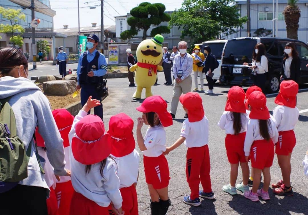 大阪府警察さんのインスタグラム写真 - (大阪府警察Instagram)「【警察署シリーズ⑯ / 貝塚警察署】 ※警察署シリーズでは、警察署管内の魅力や署独自の取り組みを発信しています。  ★☆★☆ひまわりの絆プロジェクト☆★☆★ 令和5年5月11日から始まった春の全国交通安全運動に合わせ、交通事故根絶の願いを込めて、地元の園児が貝塚警察署前の花壇にひまわりの種を植えました。 平成23年に京都府内において交通事故で亡くなった男の子（当時4歳）が育てていたひまわりの種を受け継いで植える「ひまわりの絆プロジェクト」の一環で、園児らは命の大切さと交通ルールについて学びました。  #大阪府警察公式 #大阪府警察 #大阪府警 #府警 #警察 #警察官 #おまわりさん #貝塚警察署 #ひまわりの絆プロジェクト #ひまわりの種 #植える #ひまわり #かわいい園児たち #命の大切さ #交通ルール #春の全国交通安全運動 #府民を守る」5月22日 16時54分 - fukei_koho