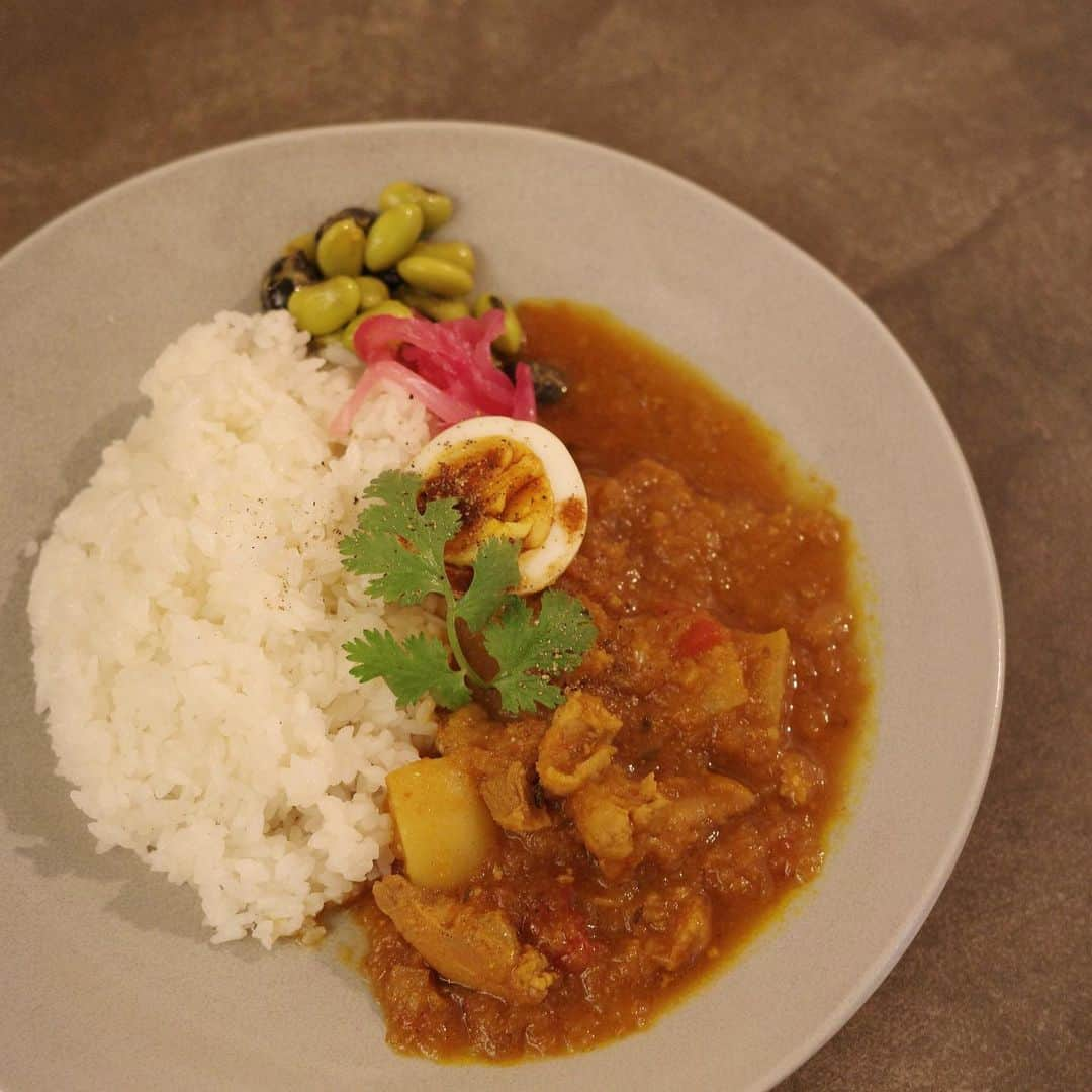 新井郁のインスタグラム：「最近の #あられ飯👩🏻‍🍳 🥣♡  空腹vs余り物やっつけご飯の時は これが現状ですね（6枚目）😉🫶🏻  ちなみに、 ほんの少しだけ足りないからといって 金平糖で横着するシロップ作りは 全くもっておすすめしません🙃🍊  ・この前の写真展イベントで作った 　カブとチキンの塩麹トマトカレー（食べてくれた方感謝） ・アボカドサーモンユッケ ・根菜と鶏肉の中華炒め ・赤魚の梅煮（紫蘇爆盛り） ・ほうれん草の白和え ・スーパージャンキー余り物って言ってごめんな美味カレー ・タコと長にんじん、牛蒡の和風マリネ ・ジャガイモとマッシュルームの春巻き  大豆ミートとお魚料理も悪くない👩🏻‍🍳♡」