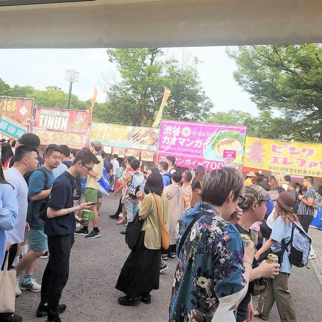 デヴィ・スカルノさんのインスタグラム写真 - (デヴィ・スカルノInstagram)「昨日の日曜日、代々木公園で 開催された「タイ・フェスティバル・2023」に 出掛けてまいりました♪ 楽しくて ご機嫌の 私  口笛奏者の加藤万里奈ちゃん、テノール歌手の 下司愉宇起さんと ご一緒です♡  こちらのフェスは タイ王国大使館と、 ジーユー・クリエイティヴ（タイの イベント企画会社）の 共催です。 フードやドリンクの販売と エンタメに加えて、 政府関係機関や 観光業界、NPO/NGO も ブースを 出しており、見どころが 沢山でした。 休日でお天気も良かったので、多くの人々で ごった返していました。   屋台で買ったものを スタンドで 頂きました。 とっても 美味しかったです。  お相席の方々と お話に 花が 咲きました♡   また、会場には ワンちゃんが 沢山 遊びに来ていて、 まさに 眼福でした★   真っ白な スタンダード・プードルです。  ほっぺたに チークが 入っています。  あんまり可愛いくて 撫でさせてもらいました。  ワクワクが いっぱいの 楽しい日曜日でした！」5月22日 16時57分 - dewisukarnoofficial