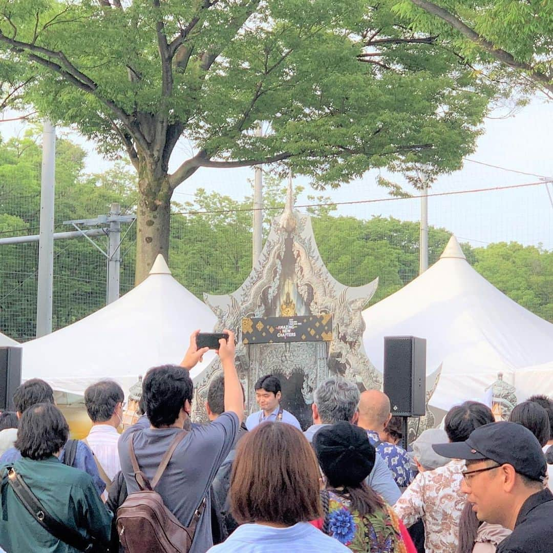 デヴィ・スカルノさんのインスタグラム写真 - (デヴィ・スカルノInstagram)「昨日の日曜日、代々木公園で 開催された「タイ・フェスティバル・2023」に 出掛けてまいりました♪ 楽しくて ご機嫌の 私  口笛奏者の加藤万里奈ちゃん、テノール歌手の 下司愉宇起さんと ご一緒です♡  こちらのフェスは タイ王国大使館と、 ジーユー・クリエイティヴ（タイの イベント企画会社）の 共催です。 フードやドリンクの販売と エンタメに加えて、 政府関係機関や 観光業界、NPO/NGO も ブースを 出しており、見どころが 沢山でした。 休日でお天気も良かったので、多くの人々で ごった返していました。   屋台で買ったものを スタンドで 頂きました。 とっても 美味しかったです。  お相席の方々と お話に 花が 咲きました♡   また、会場には ワンちゃんが 沢山 遊びに来ていて、 まさに 眼福でした★   真っ白な スタンダード・プードルです。  ほっぺたに チークが 入っています。  あんまり可愛いくて 撫でさせてもらいました。  ワクワクが いっぱいの 楽しい日曜日でした！」5月22日 16時57分 - dewisukarnoofficial