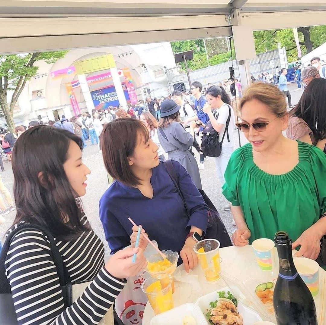 デヴィ・スカルノさんのインスタグラム写真 - (デヴィ・スカルノInstagram)「昨日の日曜日、代々木公園で 開催された「タイ・フェスティバル・2023」に 出掛けてまいりました♪ 楽しくて ご機嫌の 私  口笛奏者の加藤万里奈ちゃん、テノール歌手の 下司愉宇起さんと ご一緒です♡  こちらのフェスは タイ王国大使館と、 ジーユー・クリエイティヴ（タイの イベント企画会社）の 共催です。 フードやドリンクの販売と エンタメに加えて、 政府関係機関や 観光業界、NPO/NGO も ブースを 出しており、見どころが 沢山でした。 休日でお天気も良かったので、多くの人々で ごった返していました。   屋台で買ったものを スタンドで 頂きました。 とっても 美味しかったです。  お相席の方々と お話に 花が 咲きました♡   また、会場には ワンちゃんが 沢山 遊びに来ていて、 まさに 眼福でした★   真っ白な スタンダード・プードルです。  ほっぺたに チークが 入っています。  あんまり可愛いくて 撫でさせてもらいました。  ワクワクが いっぱいの 楽しい日曜日でした！」5月22日 16時57分 - dewisukarnoofficial