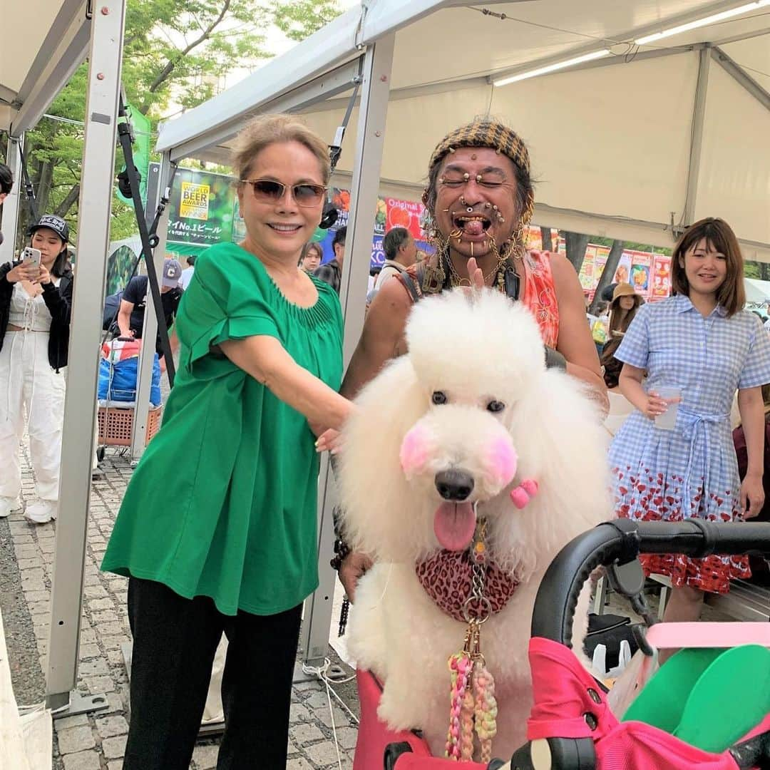 デヴィ・スカルノさんのインスタグラム写真 - (デヴィ・スカルノInstagram)「昨日の日曜日、代々木公園で 開催された「タイ・フェスティバル・2023」に 出掛けてまいりました♪ 楽しくて ご機嫌の 私  口笛奏者の加藤万里奈ちゃん、テノール歌手の 下司愉宇起さんと ご一緒です♡  こちらのフェスは タイ王国大使館と、 ジーユー・クリエイティヴ（タイの イベント企画会社）の 共催です。 フードやドリンクの販売と エンタメに加えて、 政府関係機関や 観光業界、NPO/NGO も ブースを 出しており、見どころが 沢山でした。 休日でお天気も良かったので、多くの人々で ごった返していました。   屋台で買ったものを スタンドで 頂きました。 とっても 美味しかったです。  お相席の方々と お話に 花が 咲きました♡   また、会場には ワンちゃんが 沢山 遊びに来ていて、 まさに 眼福でした★   真っ白な スタンダード・プードルです。  ほっぺたに チークが 入っています。  あんまり可愛いくて 撫でさせてもらいました。  ワクワクが いっぱいの 楽しい日曜日でした！」5月22日 16時57分 - dewisukarnoofficial