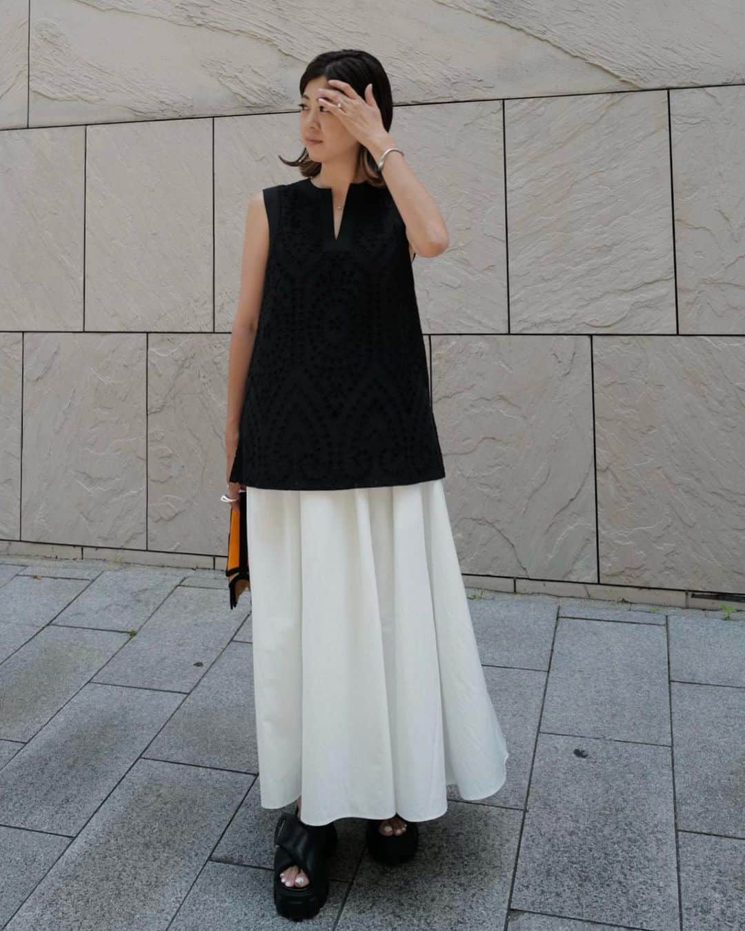 urakoのインスタグラム：「. カットワークレースのトップスに リップストップロングスカートを合わせた 夏のモノトーンコーデ🖤🤍 . スリットネックが涼しげで お顔まわりもスッキリと見せてくれます . カットワークレースパンツとセットアップでお召しいただくのもオススメですよ . . スカートは一つ前の投稿の色違い🤍 表情ある素材感でモードさのある1枚 ウエストはゴムなのでストレスフリーなはき心地です オールシーズンお使いいただけるのでとても重宝するアイテムです . . 5.24 wed 12:00 in stock . . #MACHATT」