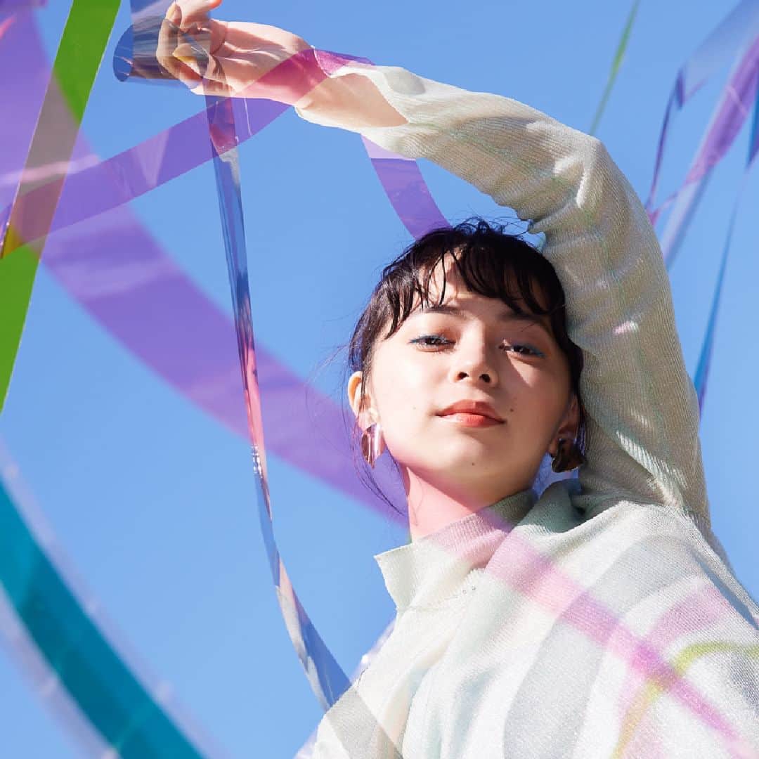 OPERA公式のインスタグラム：「My energy colors　きらめきあふれるエナジーカラー  夏に向かって、草花や木々が生命力にあふれる季節。 色づきを増す自然の蒼々しさに誘われ、胸に秘めたエネルギーが満ちてくるような感覚。 自分自身もしなやかに開いていくような、神秘的なきらめきをまとうエナジーカラーのサマーコレクション。  きらめきあふれる鮮やかなカラーを、軽やかな質感でまとえるオペラの夏色で、 あなたの内なるパワーを引き出して。  ▼5月24日(水)発売 ・カラーリングマスカラ 105 パープルクォーツ（限定色） / 106 ターコイズ（限定色） ・アイカラーペンシル 105 ステラーグレイ（限定色） / 106 サンイエロー（限定色）  ▼6月14日(水)発売 ・リップティント 18 アンバーオレンジ（新色） / 119 アクアベージュ（限定色） / 114 シアーブロンズ（オンライン限定色）  @opera_cosmetics  ------------------------------------------------- ■PRESENT campaign❣ キャンペーン期間中にコメントをくれた方の中から抽選で10名様に、夏のコレクションsetが当たります✨ ⌛期間：5/10～6/27 この期間のオペラ投稿にコメントしてね。複数の投稿にコメントすると当選確率UP！お気に入りのポイントを教えてください💄 -------------------------------------------------  #オペラサマーコレクション2023 #オペラリップティント #リップティント #ティントリップ #オペラカラーリングマスカラ #カラーリングマスカラ #マスカラ #カラーマスカラ #オペラアイカラーペンシル #アイカラーペンシル #アイライナー #カラーアイライナー #アンバーオレンジ #アクアベージュ #シアーブロンズ #パープルクォーツ #ターコイズ #ステラーグレイ #サンイエロー #operacosmetics」