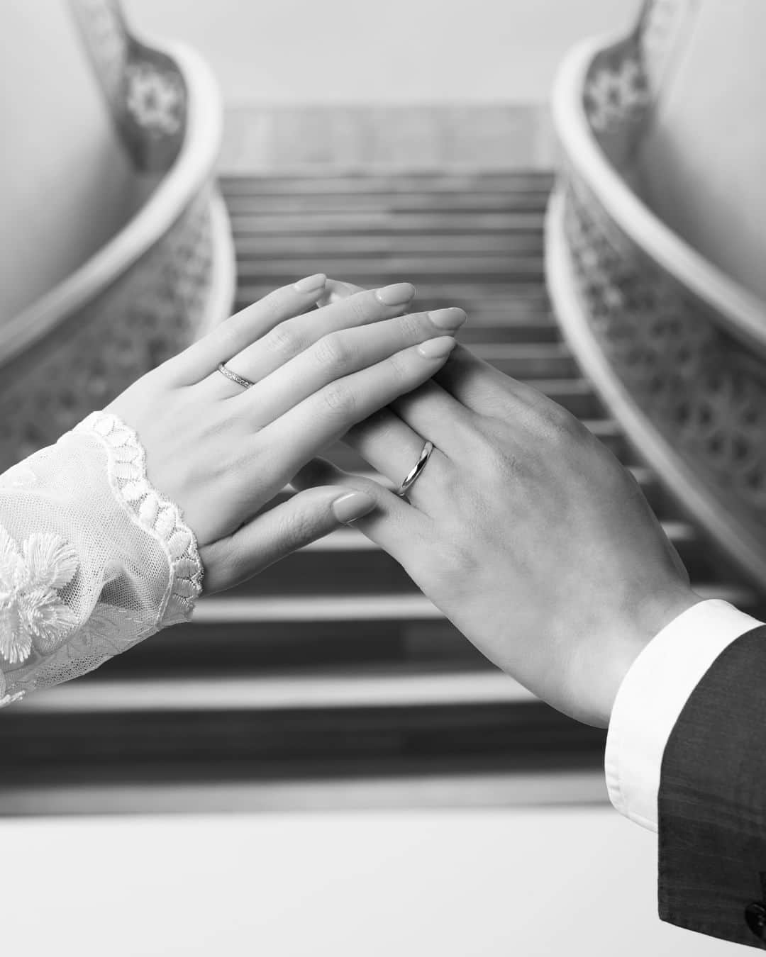 ラザール ダイヤモンド ブティック公式 | 婚約・結婚指輪のインスタグラム：「5.22 ご夫婦の日。 永遠の愛を誓い合うおふたりに。  ふと手を置いた瞬間の横顔まで美しく、 どの角度から見てもハイセンスなリングに仕上げた「デランシー」  優美で洗練されたウェーブラインに、幸せあふれる心を重ねて。  ＜結婚指輪＞DELANCEY  ーーーーー  6/30まで　キャンペーン実施中。 体験型ギフトやオリジナルジュエリーケースが10名様に当たります。 アカウントフォロー＆指輪のお写真を投稿してご応募完了。 詳細はアカウントトップのピン留め投稿をご覧ください。  ーーーーー  #lazarediamond #ラザールダイヤモンド #結婚指輪 #マリッジリング #NEWYORK #NY #NYC #ダイヤモンド #ダイヤモンドリング #ブライダルリング #ブライダルリング専門店」