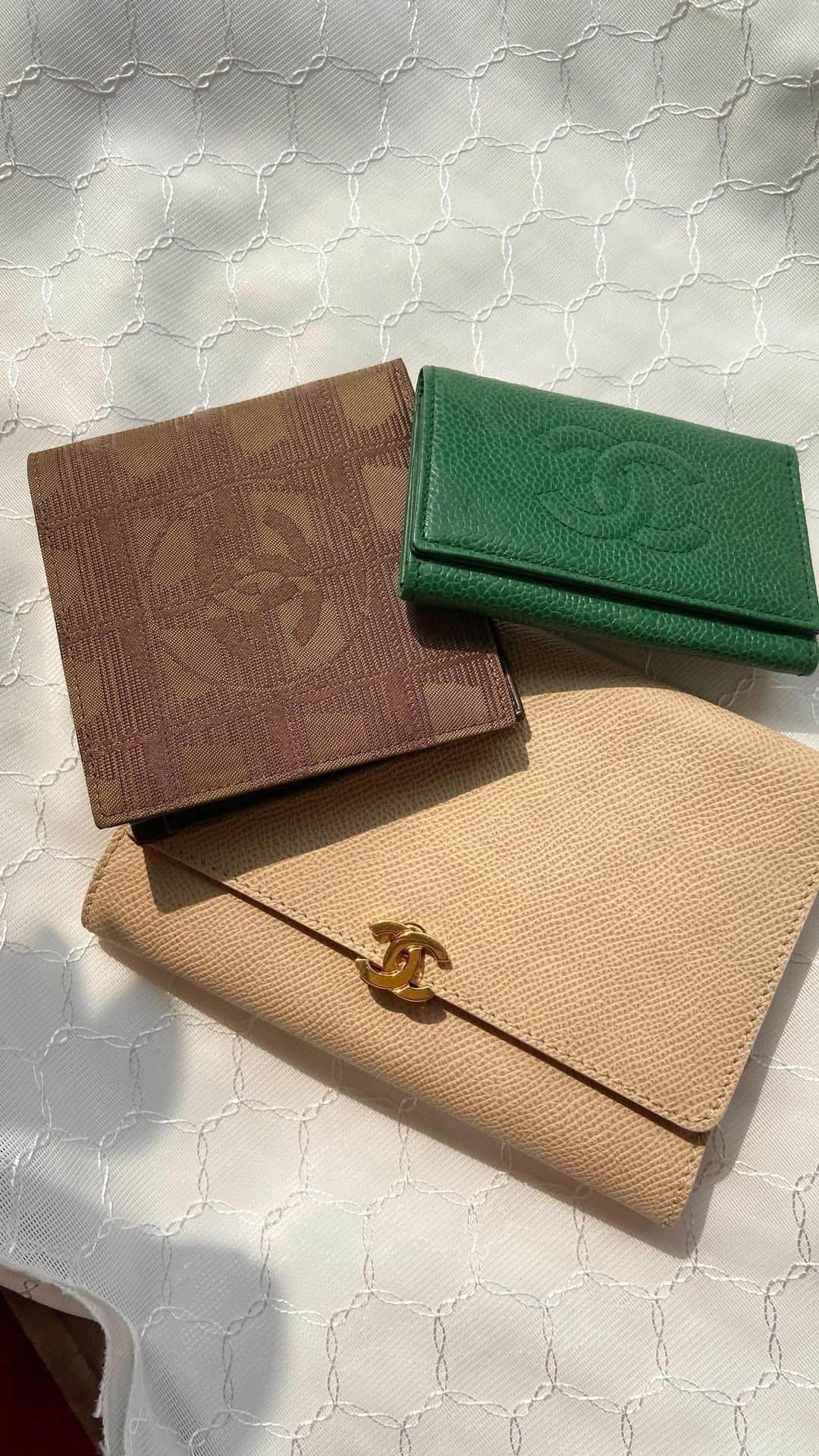 のインスタグラム：「3 recommended vintage wallets ✨ Discover more vintage at the @vintageqoo   ▼Customer service English/Chinese/Korean/Japanese *Please feel free to contact us! *商品が見つからない場合にはDMにてお問い合わせください   ▼International shipping via our online store. Link in bio.  #tokyovintageshop #오모테산도 #omotesando #aoyama #表参道 #명품빈티지 #빈티지패션 #도쿄빈티지샵  #ヴィンテージファッション #ヴィンテージショップ  #chanelvintage #chanel #vintagechanel #빈티지샤넬 #샤넬지갑」
