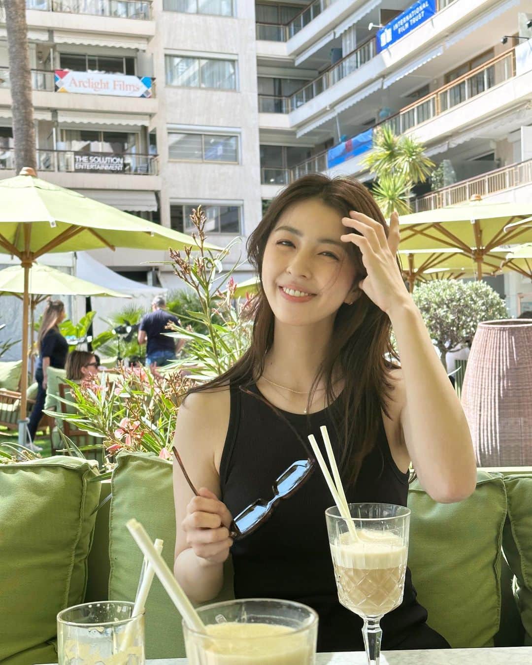 柳ゆり菜のインスタグラム：「Festival international du film de cannes.  初めての国際映画祭。 事務所の人たちと一緒に 私も参加させて頂きました。 良い映画、良い人達、良い街に 出逢いました。  朝から何本も映画を見られる日々。 その思い出写真を共有！  ここでは色んな事の吸収量がとても多くて、 映画が生き甲斐の私にとっては 本当に良い時間でした。  ここに連れてきてくれた事務所の皆に感謝です。  いつかここで自分が携わった映画が上映されるよう、精進します。  #カンヌ国際映画祭 #cannes」
