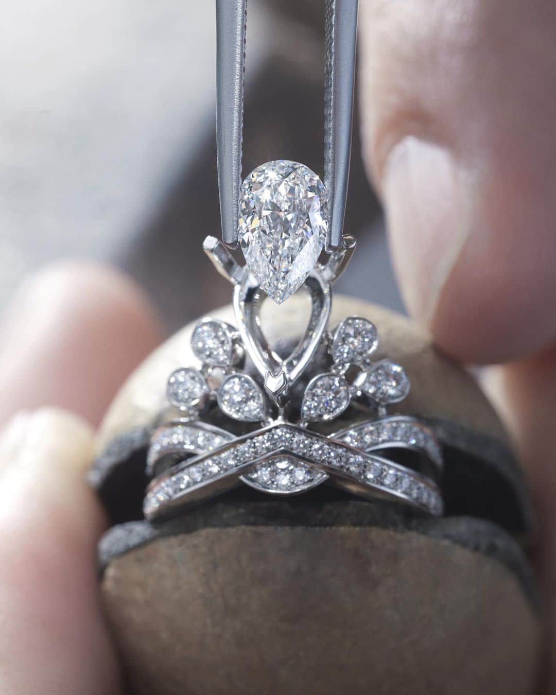Chaumetさんのインスタグラム写真 - (ChaumetInstagram)「Carefully crafted by our expert artisans to crown your love, each Chaumet engagement ring is a masterpiece of virtuosity. From the selection of the finest diamonds to the final polish, every step in the creation process is a testament to the Maison's commitment to excellence.  #Chaumet #CrownYourLove #ChaumetVirtuosity」5月22日 17時02分 - chaumetofficial