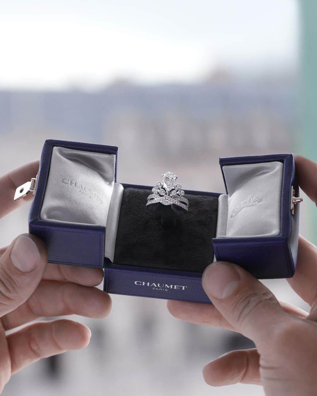 Chaumetさんのインスタグラム写真 - (ChaumetInstagram)「Carefully crafted by our expert artisans to crown your love, each Chaumet engagement ring is a masterpiece of virtuosity. From the selection of the finest diamonds to the final polish, every step in the creation process is a testament to the Maison's commitment to excellence.  #Chaumet #CrownYourLove #ChaumetVirtuosity」5月22日 17時02分 - chaumetofficial