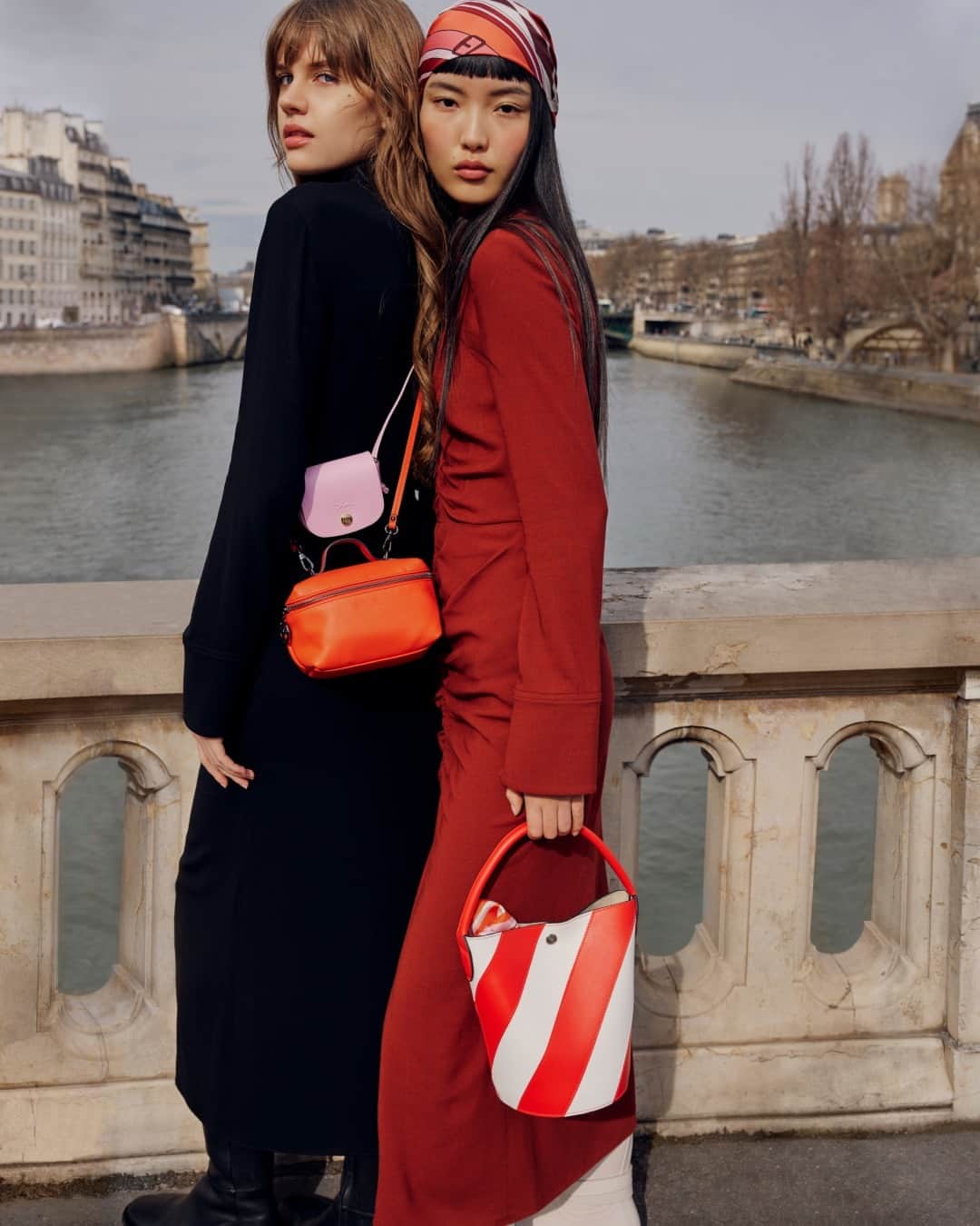Longchampのインスタグラム：「Red or black? All bets are off.  _________________________________________  Rouge ou noir ? Faites vos jeux.  Photographer: @louisemeylan Stylist: @leameylan  Hair stylist: @cyril.lanoir  Make-Up artist: @manu_kopp  Model:  @leelou_laridan and @bonnienow1  #LongchampEpure #LongchampFW23  #parisian #frenchstyle #vanitybag #bucketbag #paris #newcollection」