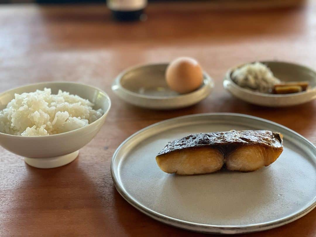 三浦瑠麗さんのインスタグラム写真 - (三浦瑠麗Instagram)「湘南の同級生と秋谷へ。 神奈川県立近代美術館の葉山館で生誕110周年佐藤忠良展を観る。群馬の人、帽子・夏の少女。美術館を出ると、とたんに眩しい空が広がり、眼下には海がある。 立石の県営駐車場に車を停めて、しばらく波打ち際で遊ぶ。娘が友だちと一緒に波と戯れているのを、わたしは岩に座ってのんびりとみている。みんなズボンがずぶぬれになる。 翌朝は鰆の新巻きを焼き、朝ごはんを作る。佐島漁港へ買い物袋を提げて歩いていく。かます2尾、イサキ1尾、生しらす、生ひじき、ちいさい赤烏賊３杯で2450円。イサキは卵ではなくて白子が入っているものをお姉さんに探してと頼む。腹のところを押してみると分かるらしい。 かますは、娘のいう”憂鬱な月曜日”の朝食をかざる（だって朝会があってはやく登校しなきゃいけないんだもん）。イサキは白子だけ先に焼いて、身は３枚に下ろしてペーパータオルに包み、しばらく冷蔵庫で寝かせる。 やっぱり海はいいなあ。」5月22日 17時03分 - lullymiura