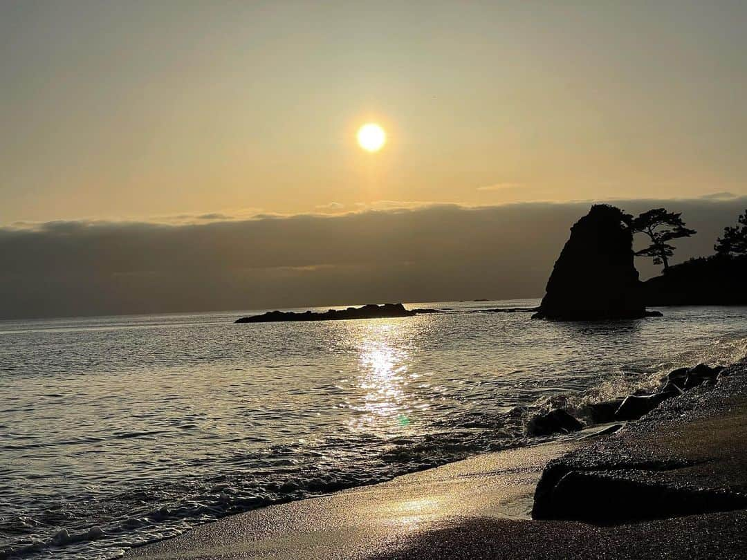 三浦瑠麗さんのインスタグラム写真 - (三浦瑠麗Instagram)「湘南の同級生と秋谷へ。 神奈川県立近代美術館の葉山館で生誕110周年佐藤忠良展を観る。群馬の人、帽子・夏の少女。美術館を出ると、とたんに眩しい空が広がり、眼下には海がある。 立石の県営駐車場に車を停めて、しばらく波打ち際で遊ぶ。娘が友だちと一緒に波と戯れているのを、わたしは岩に座ってのんびりとみている。みんなズボンがずぶぬれになる。 翌朝は鰆の新巻きを焼き、朝ごはんを作る。佐島漁港へ買い物袋を提げて歩いていく。かます2尾、イサキ1尾、生しらす、生ひじき、ちいさい赤烏賊３杯で2450円。イサキは卵ではなくて白子が入っているものをお姉さんに探してと頼む。腹のところを押してみると分かるらしい。 かますは、娘のいう”憂鬱な月曜日”の朝食をかざる（だって朝会があってはやく登校しなきゃいけないんだもん）。イサキは白子だけ先に焼いて、身は３枚に下ろしてペーパータオルに包み、しばらく冷蔵庫で寝かせる。 やっぱり海はいいなあ。」5月22日 17時03分 - lullymiura