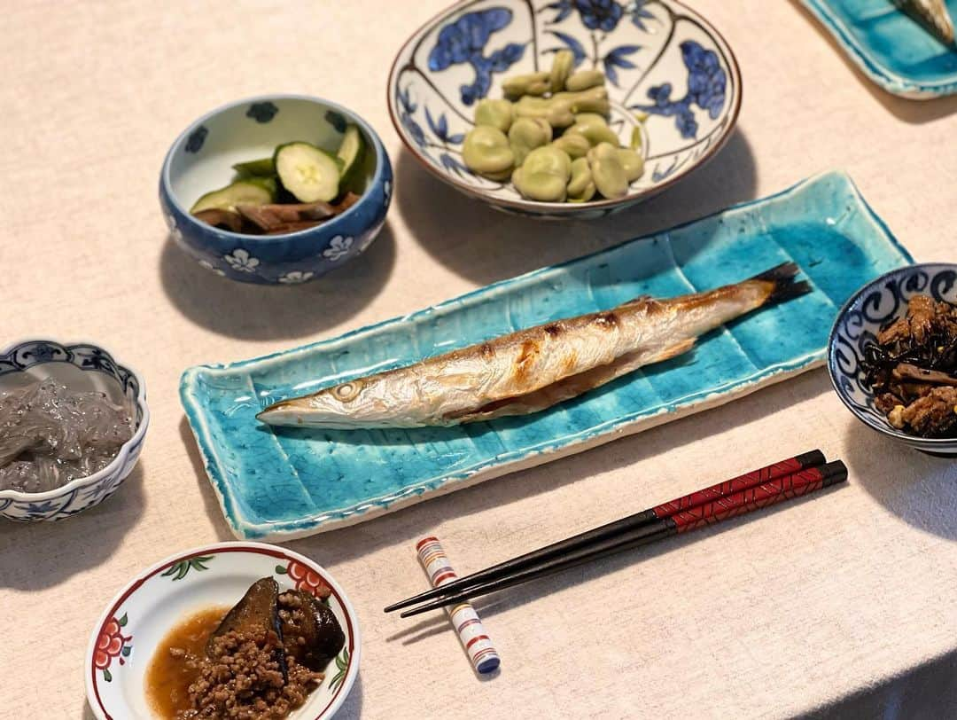 三浦瑠麗さんのインスタグラム写真 - (三浦瑠麗Instagram)「湘南の同級生と秋谷へ。 神奈川県立近代美術館の葉山館で生誕110周年佐藤忠良展を観る。群馬の人、帽子・夏の少女。美術館を出ると、とたんに眩しい空が広がり、眼下には海がある。 立石の県営駐車場に車を停めて、しばらく波打ち際で遊ぶ。娘が友だちと一緒に波と戯れているのを、わたしは岩に座ってのんびりとみている。みんなズボンがずぶぬれになる。 翌朝は鰆の新巻きを焼き、朝ごはんを作る。佐島漁港へ買い物袋を提げて歩いていく。かます2尾、イサキ1尾、生しらす、生ひじき、ちいさい赤烏賊３杯で2450円。イサキは卵ではなくて白子が入っているものをお姉さんに探してと頼む。腹のところを押してみると分かるらしい。 かますは、娘のいう”憂鬱な月曜日”の朝食をかざる（だって朝会があってはやく登校しなきゃいけないんだもん）。イサキは白子だけ先に焼いて、身は３枚に下ろしてペーパータオルに包み、しばらく冷蔵庫で寝かせる。 やっぱり海はいいなあ。」5月22日 17時03分 - lullymiura