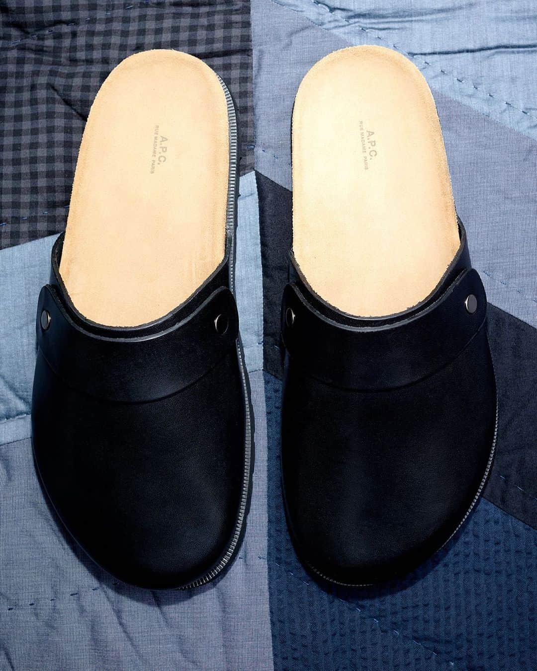 アーペーセーのインスタグラム：「The Danny mules.   Simplicity, functionality and versatility meet in a unisex style you can slide into and go. A timeless addition to your summer wardrobe, the Danny is available in black, brown and camel.   #APCParis」