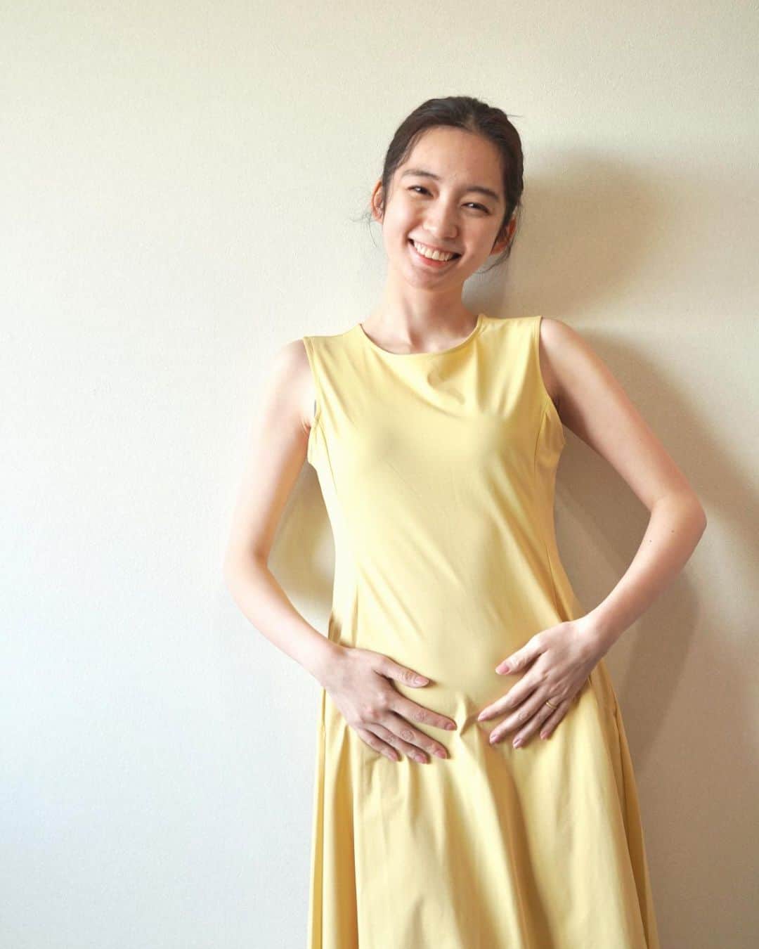 のインスタグラム：「『ご報告』  お腹に赤ちゃんを授かりました🤰 妊婦生活も半分が過ぎ、秋に出産予定です。  ２人の時間を過ごしていた中で ぴの🐶が家族になり、 小さな命を育てる大変さやそれを超える幸せを実感する中で 赤ちゃんについて考え始めたタイミングでもありました。  体調はほぼ変わらず元気に過ごせているので お仕事もお腹ギリギリまでできて 嬉しかったです☺️  残りの妊婦生活は、体調に気を付けながらも お出かけやグルメを満喫しまくりたいです🫡💕  元気にすくすく育ちますように！！  #妊娠#妊婦生活」