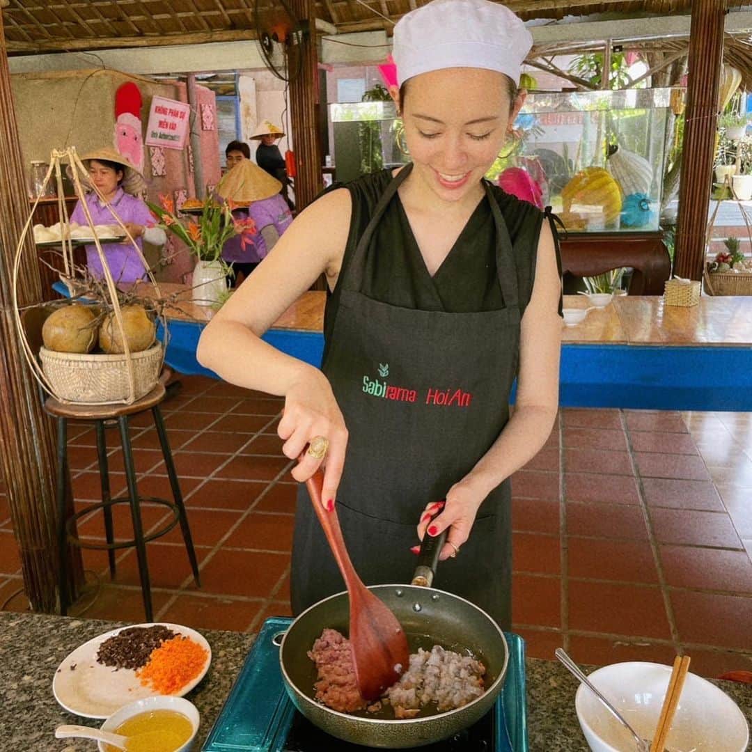 鮎河ナオミさんのインスタグラム写真 - (鮎河ナオミInstagram)「ベトナム旅行🇻🇳 めちゃくちゃ楽しかったのが、ホイアン料理が学べるクッキングクラス　@sabiramahoi  ツアー🌱 このツアーで作った生春巻きが、人生で食べた生春巻きの中で1番美味しかった🥹❤️ 春巻きの皮を一から作ったのも初めて！！意外と簡単に出来て、ビックリでした😳  #ベトナム #ホイアン #お料理教室」5月22日 17時08分 - naomiayukawa